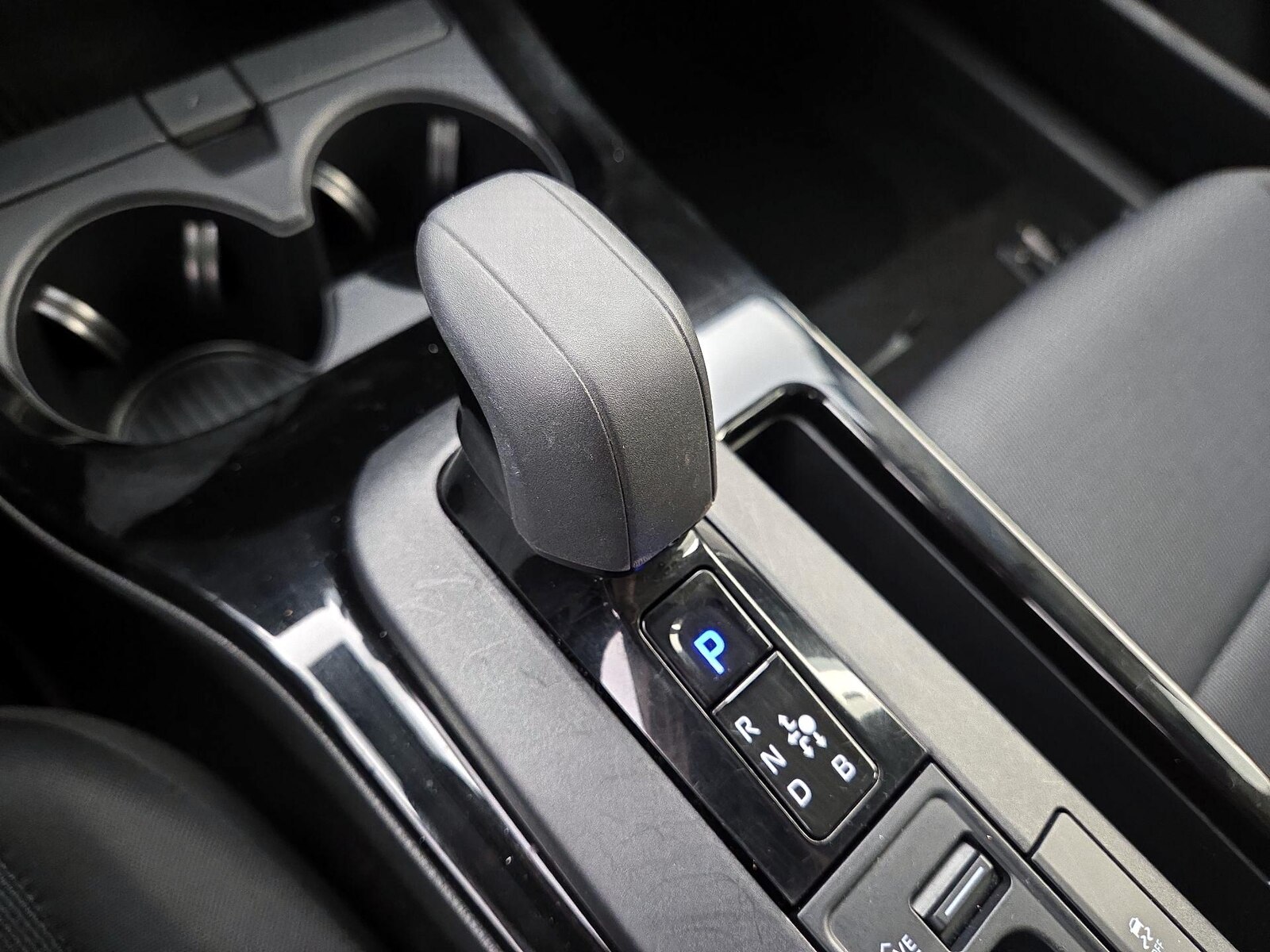 2025 Toyota Prius LE - Photo 18