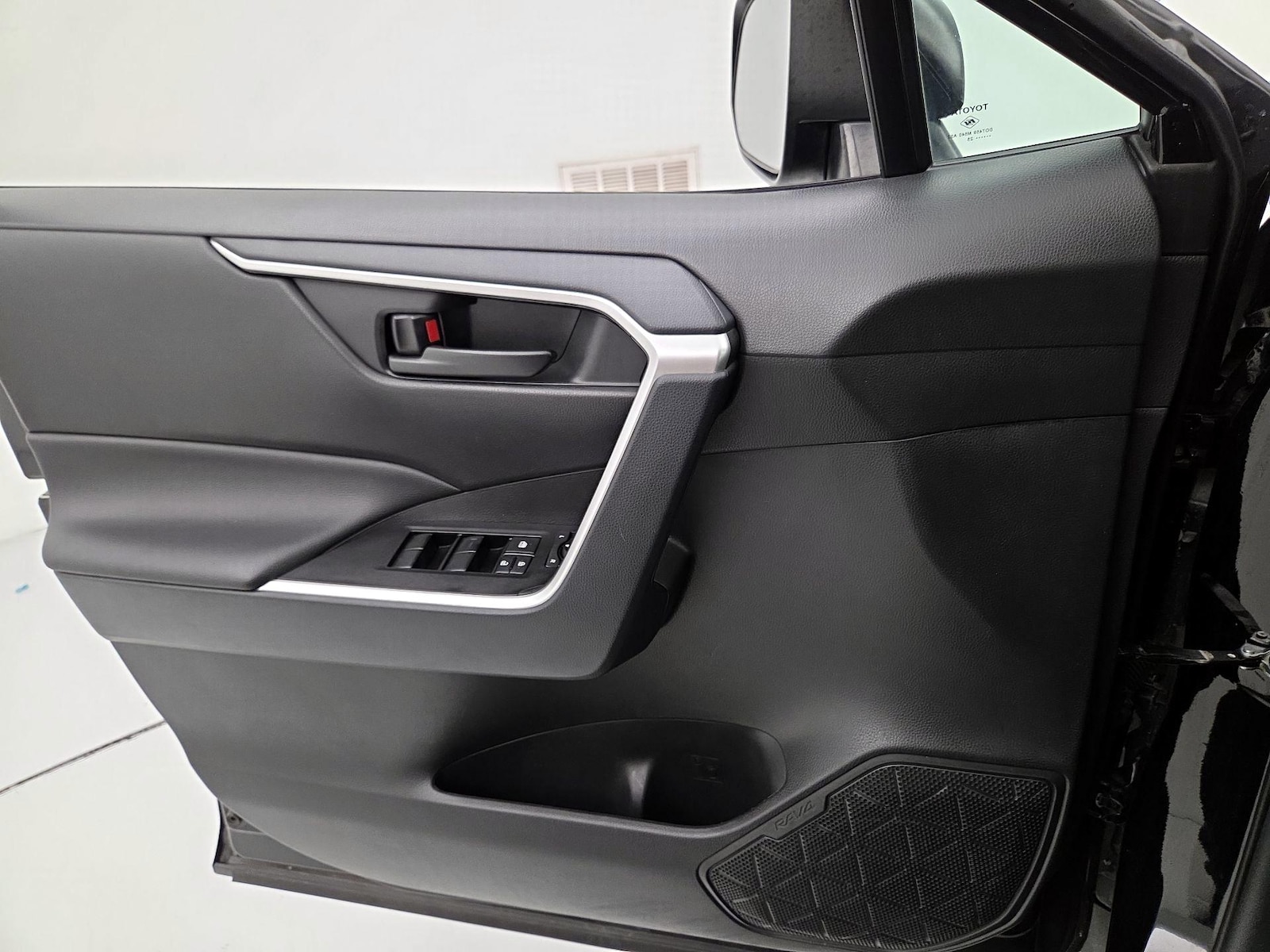 2025 Toyota RAV4 LE - Photo 13