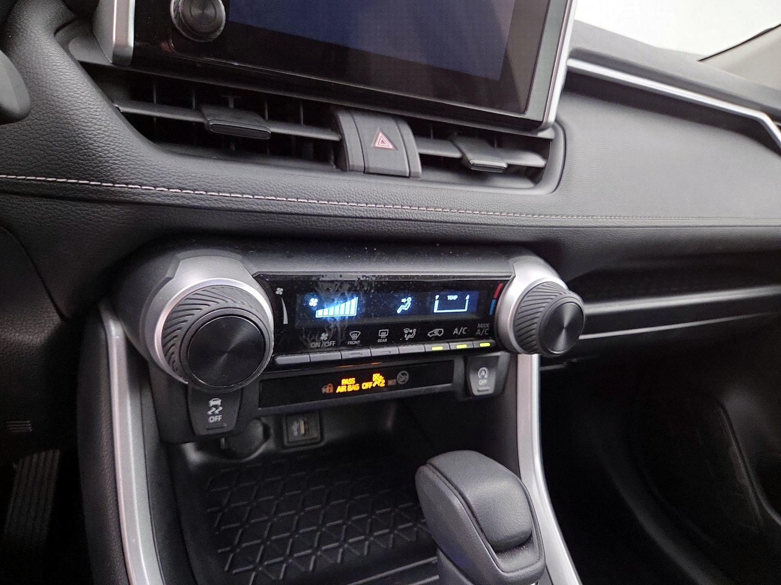 2025 Toyota RAV4 LE - Photo 17