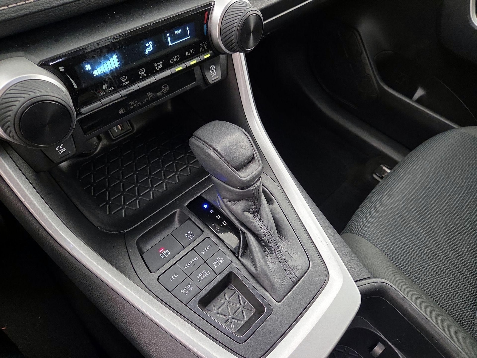 2025 Toyota RAV4 LE - Photo 18
