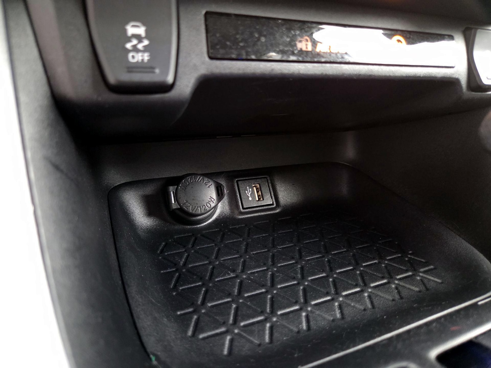 2025 Toyota RAV4 LE - Photo 19