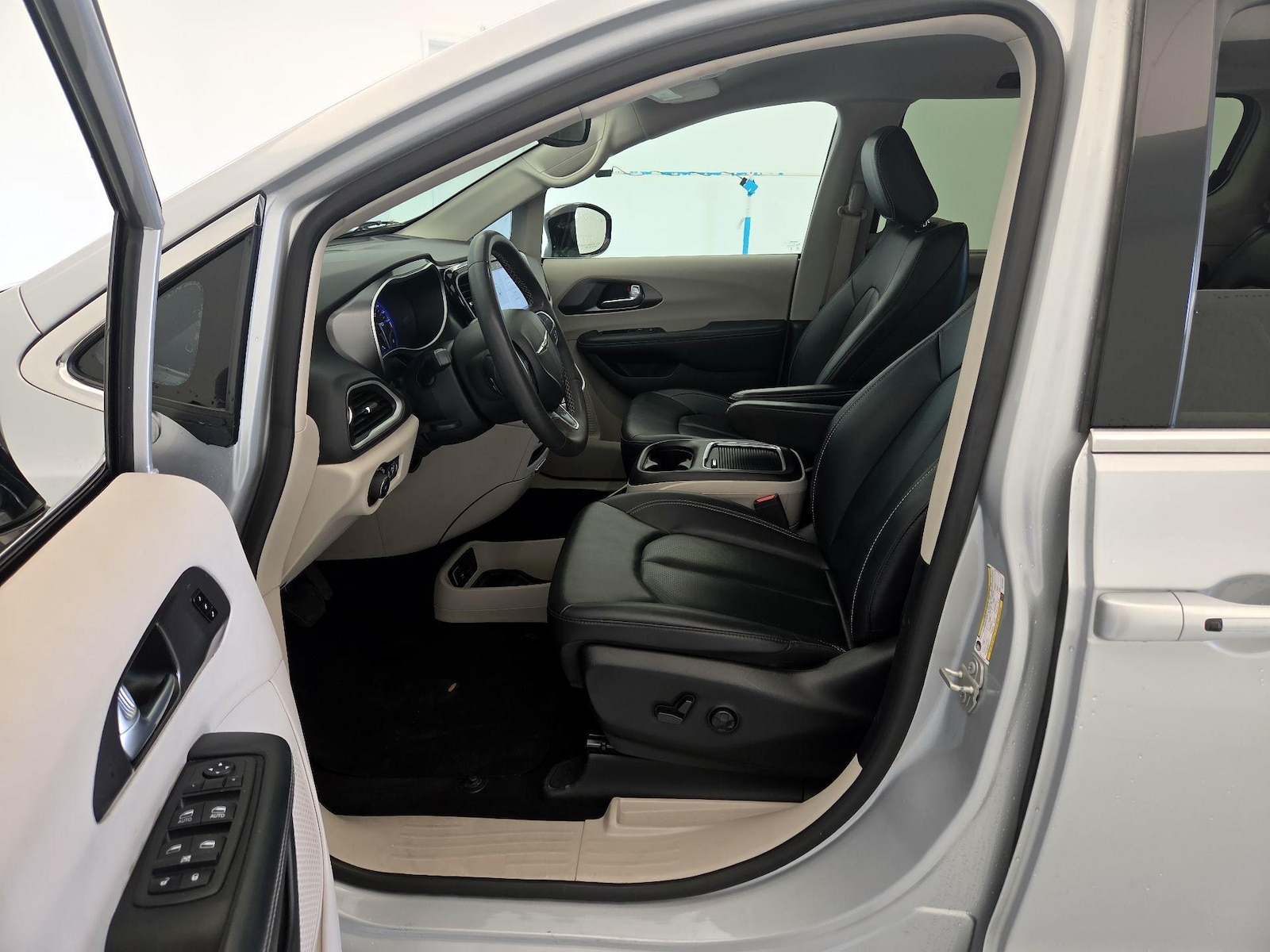 2024 Chrysler Pacifica Touring L - Photo 12