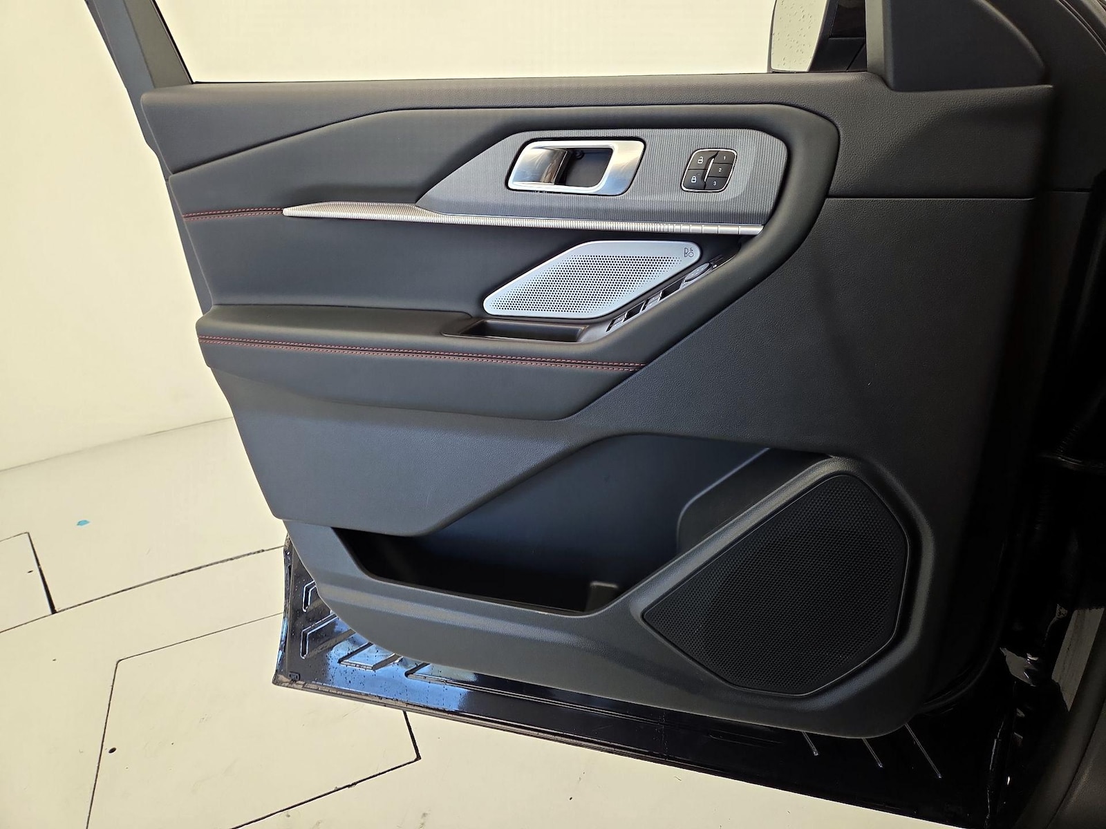 2025 Ford Explorer ST - Photo 13