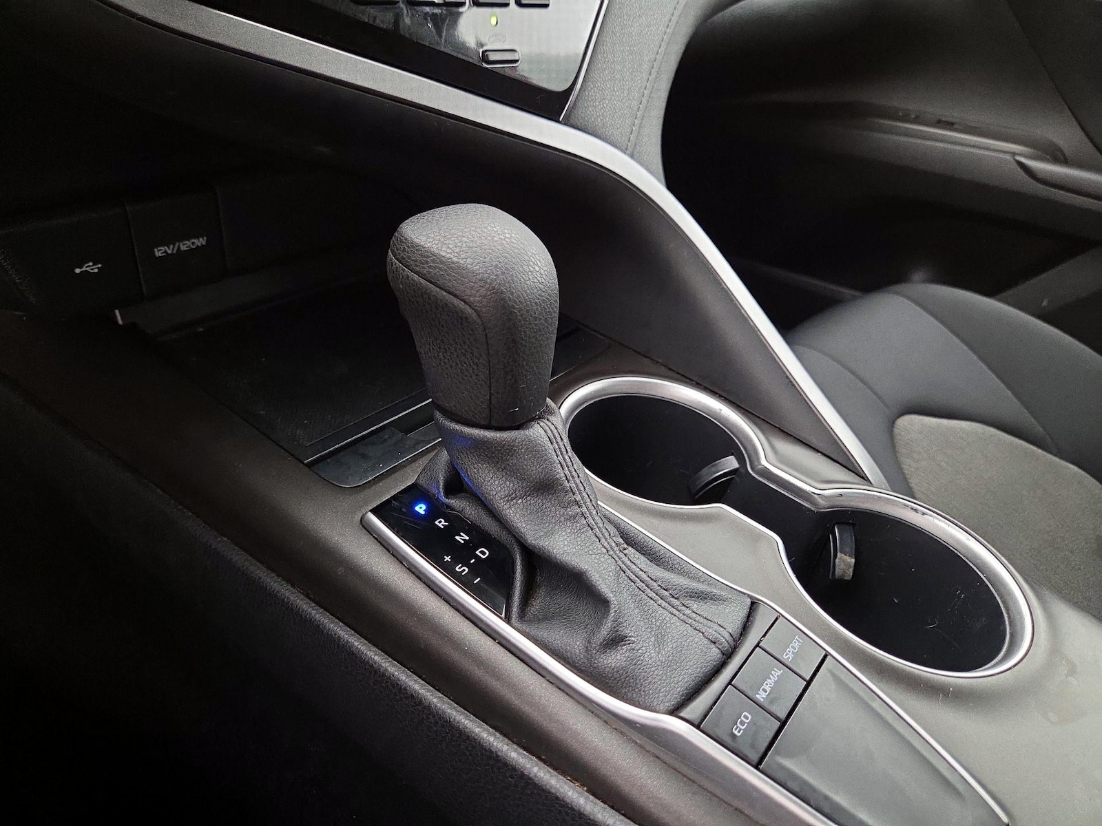 2022 Toyota Camry LE - Photo 16