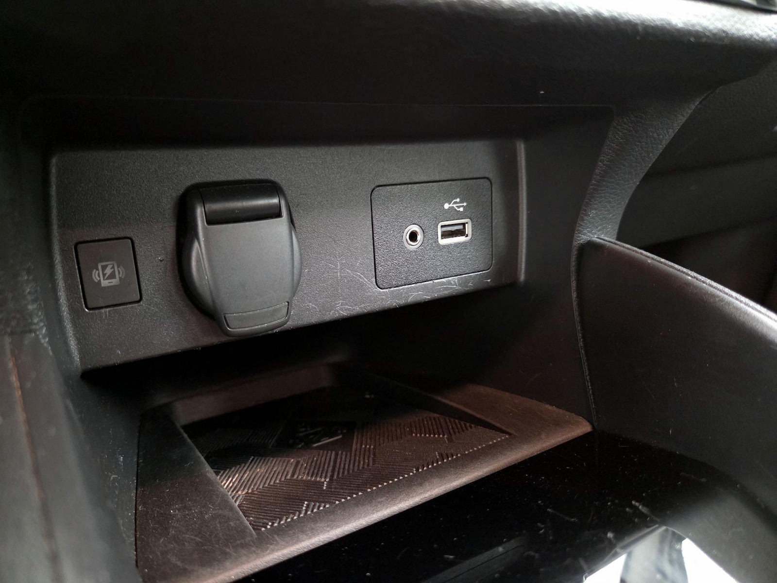 2025 Nissan Versa Sedan SV - Photo 16