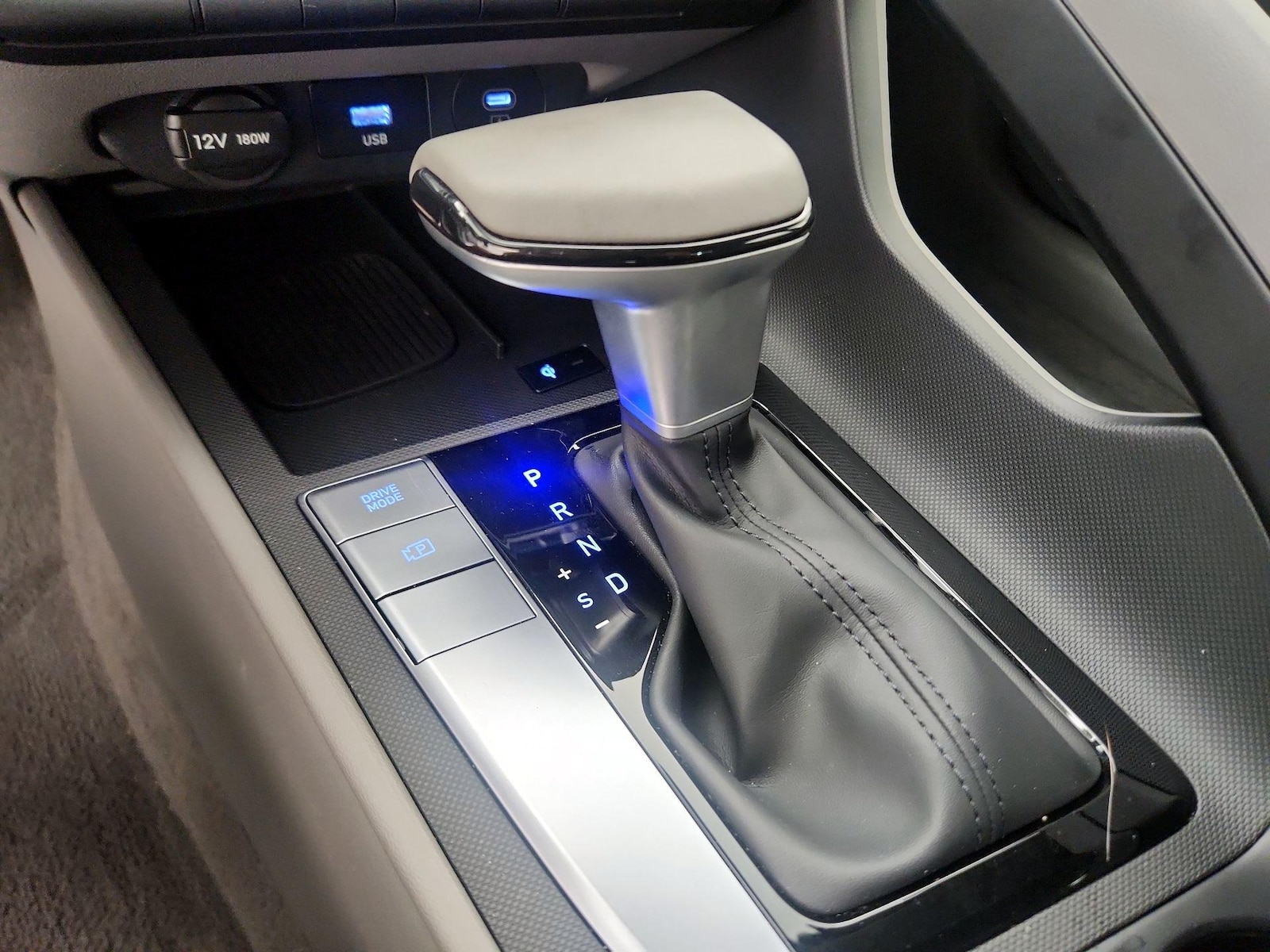 2025 Hyundai Elantra SEL - Photo 17