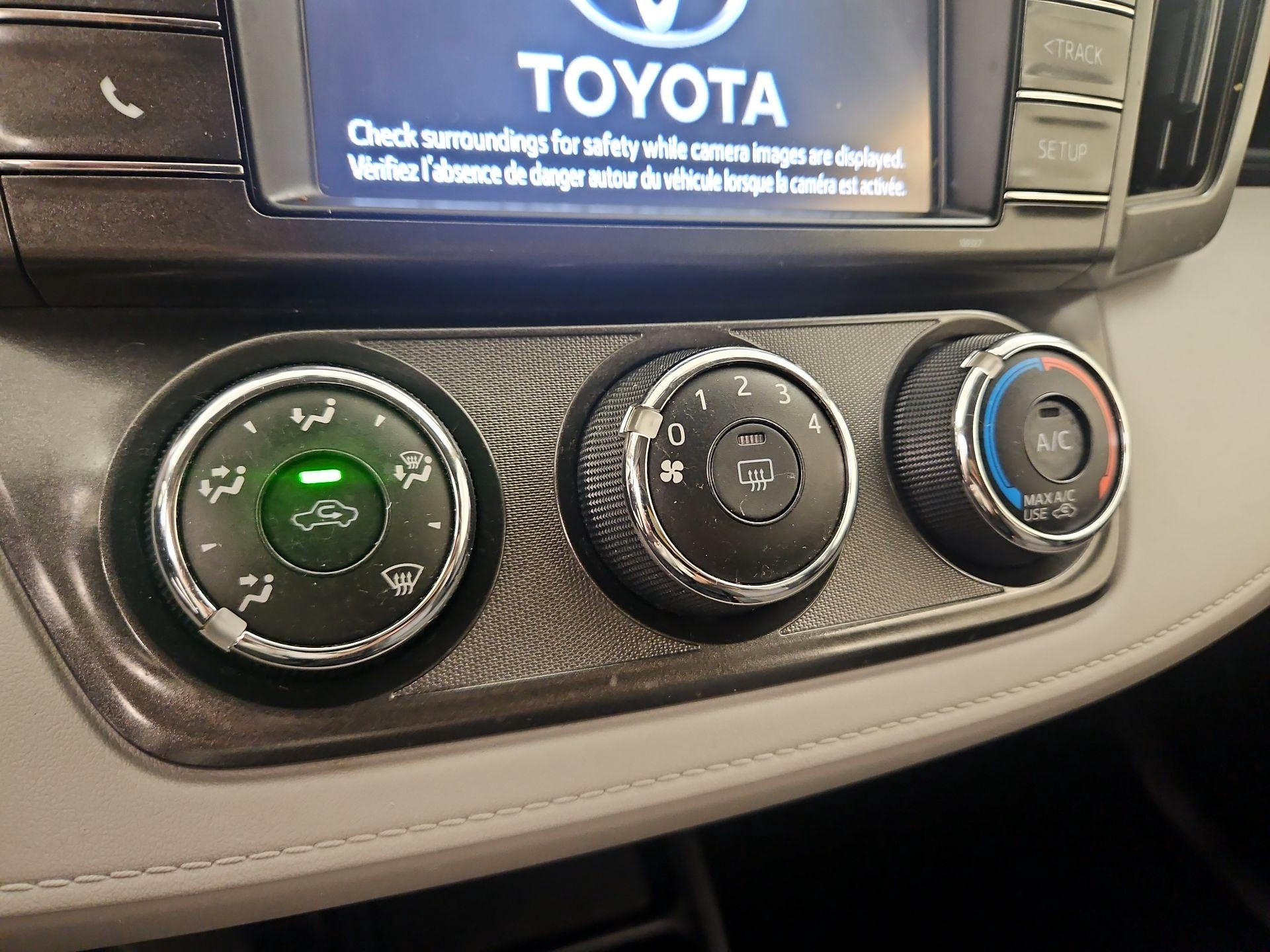 Thumbnail: 2015 Toyota RAV4 - 16
