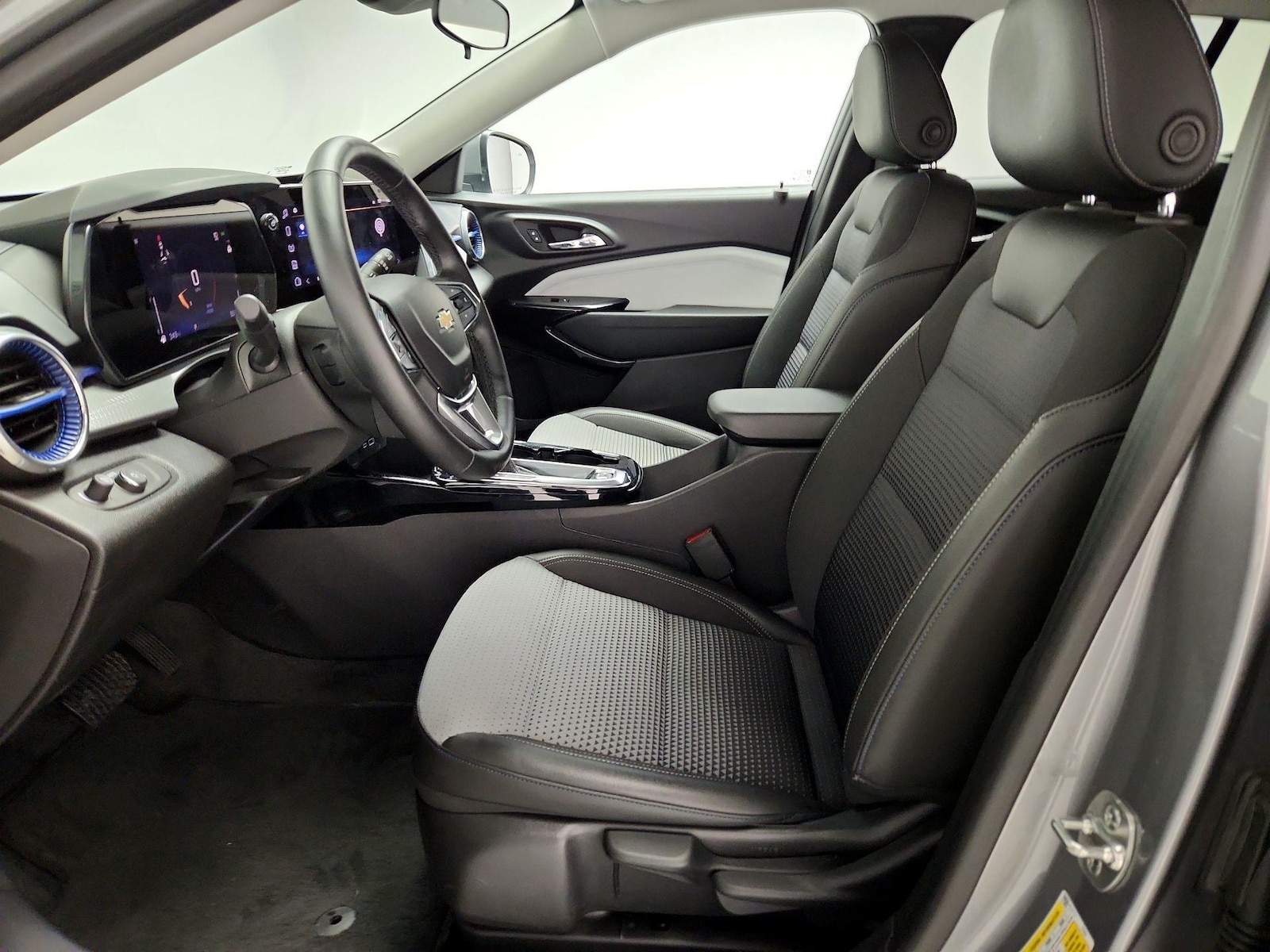 2025 Chevrolet Trax LT - Photo 12