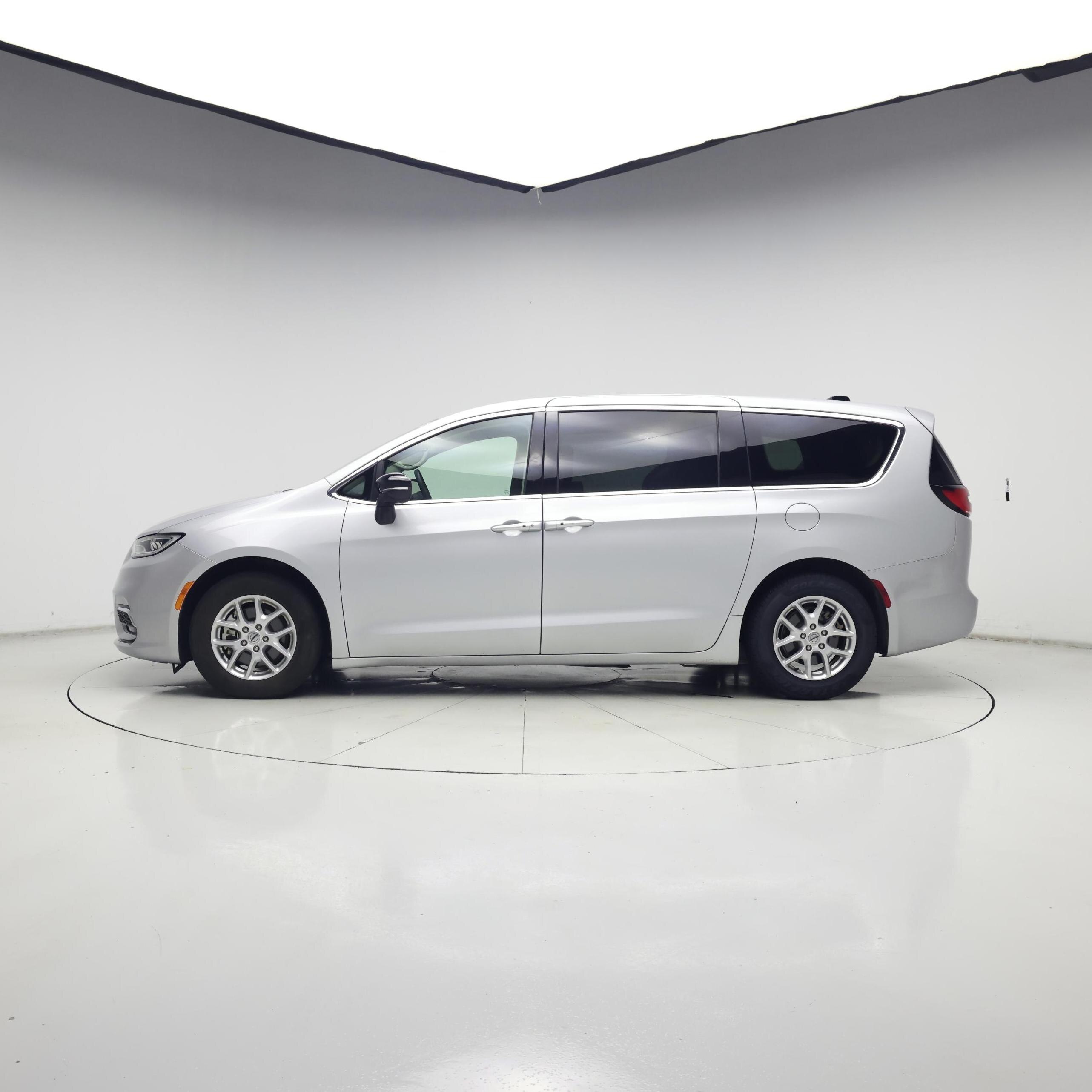 Thumbnail: 2024 Chrysler Pacifica - 3