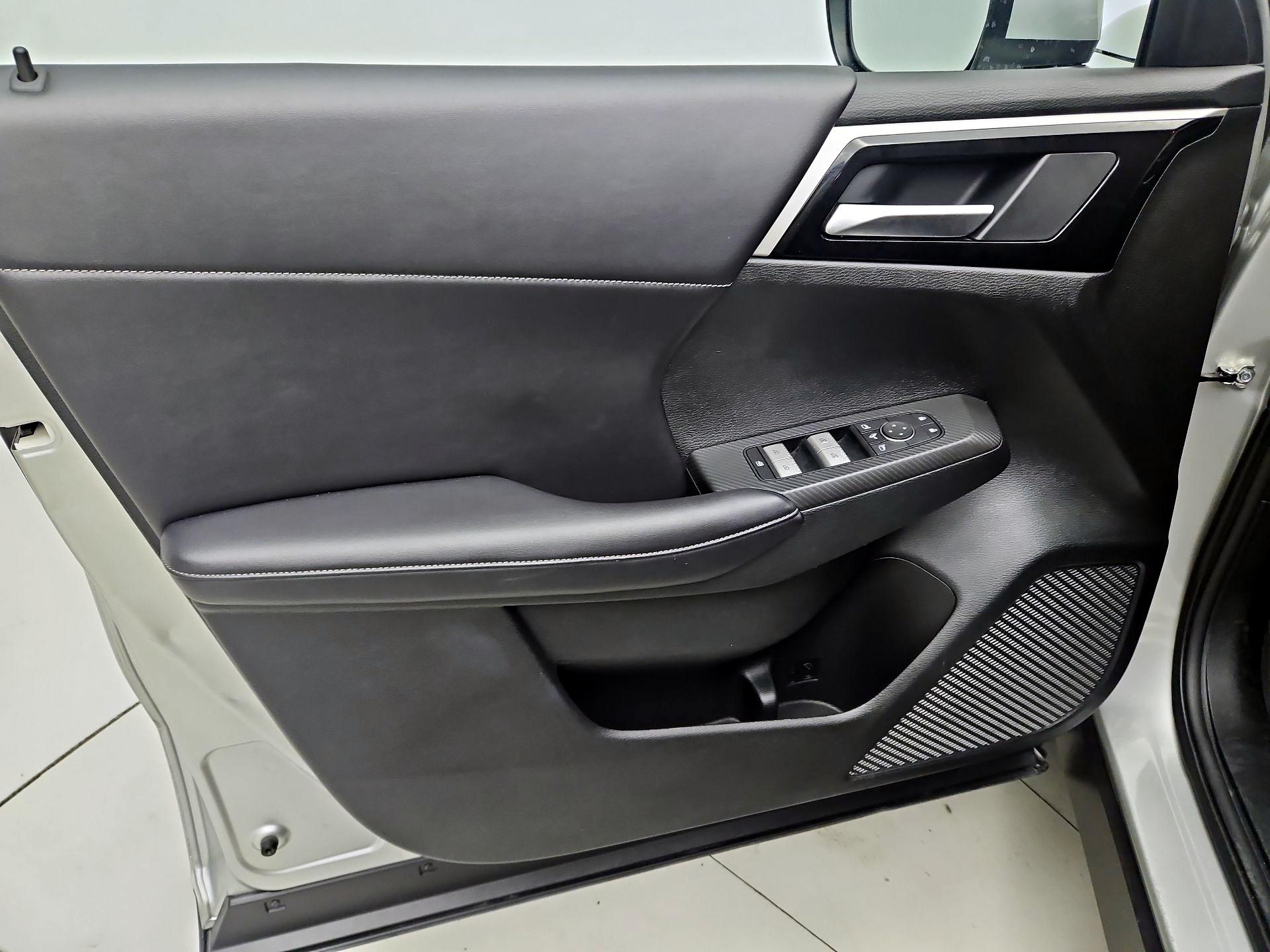 Thumbnail: 2024 Mitsubishi Outlander - 12