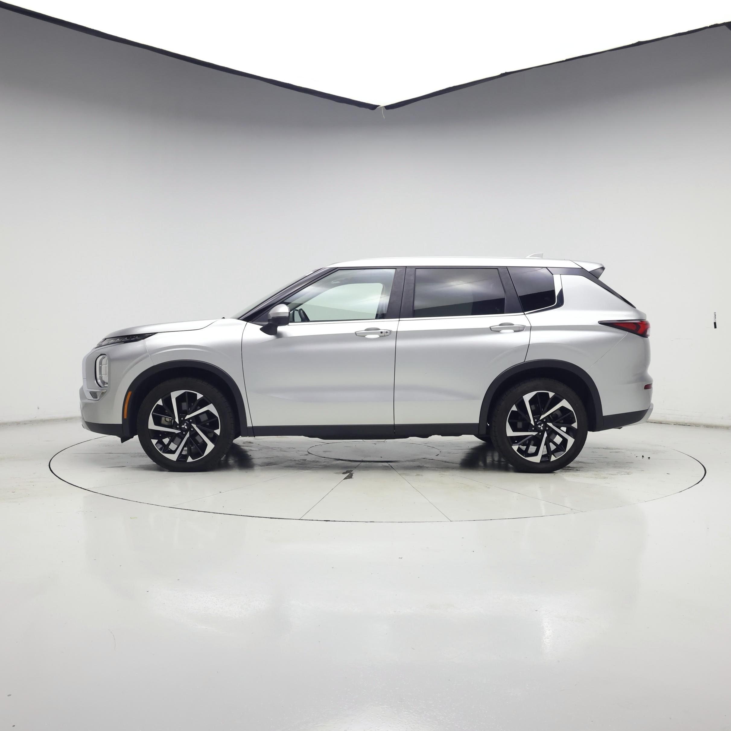 Thumbnail: 2024 Mitsubishi Outlander - 3