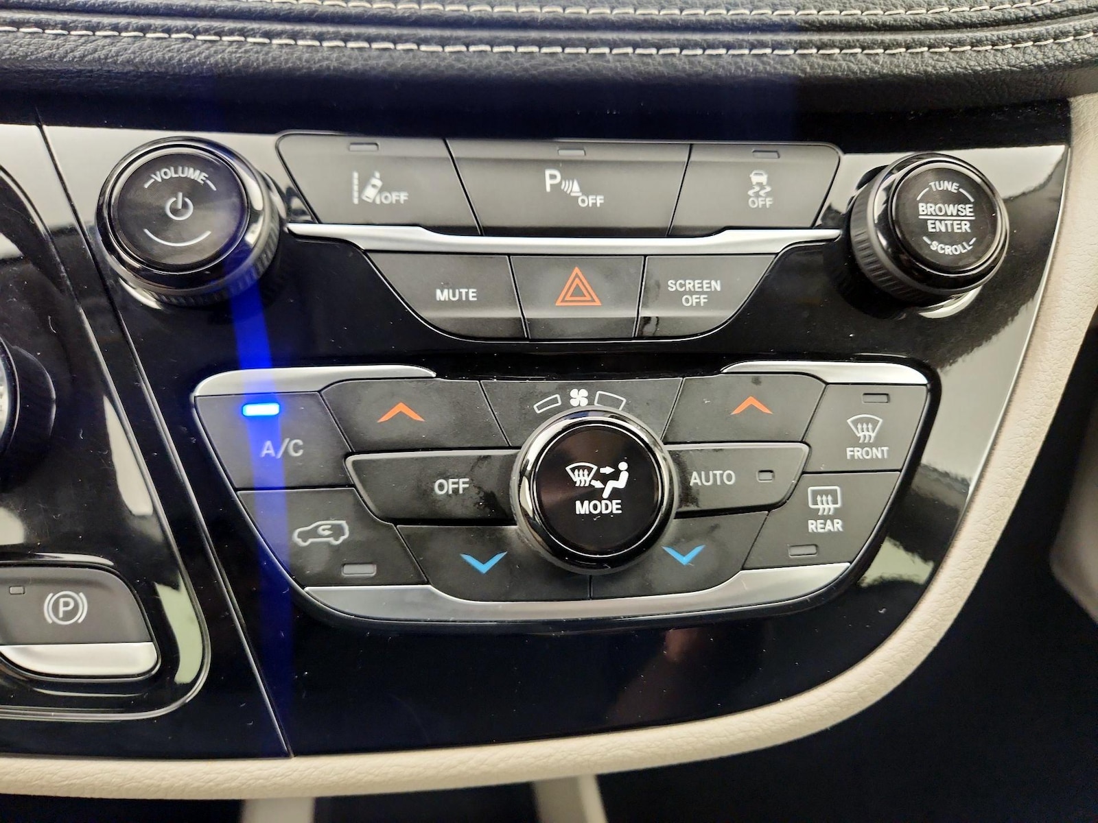 2024 Chrysler Pacifica PHEV Select - Photo 18