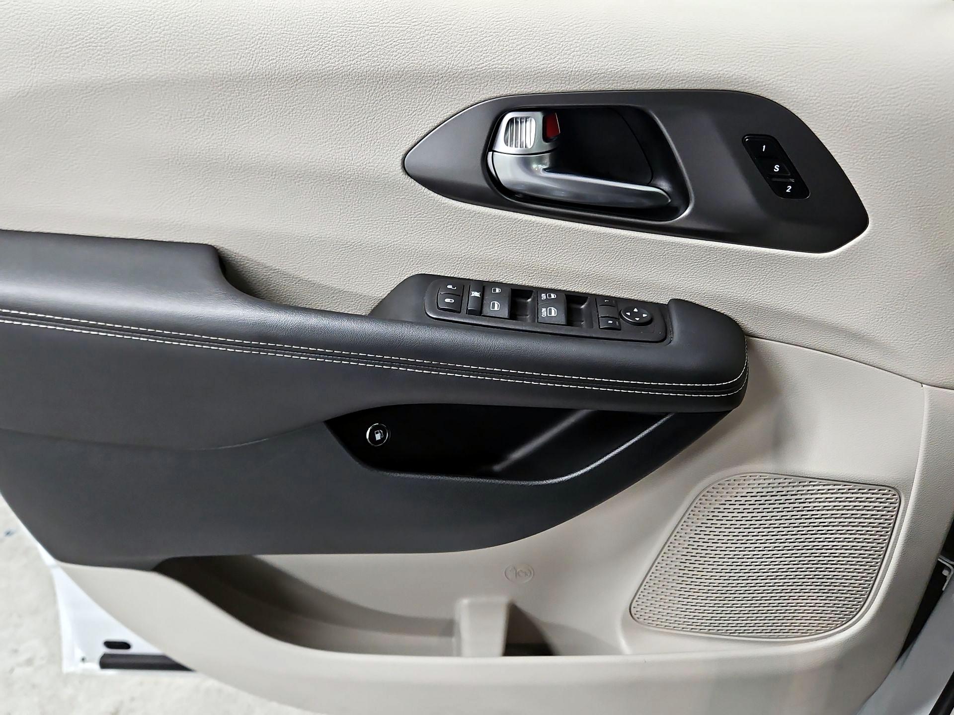 Thumbnail: 2024 Chrysler Pacifica - 12