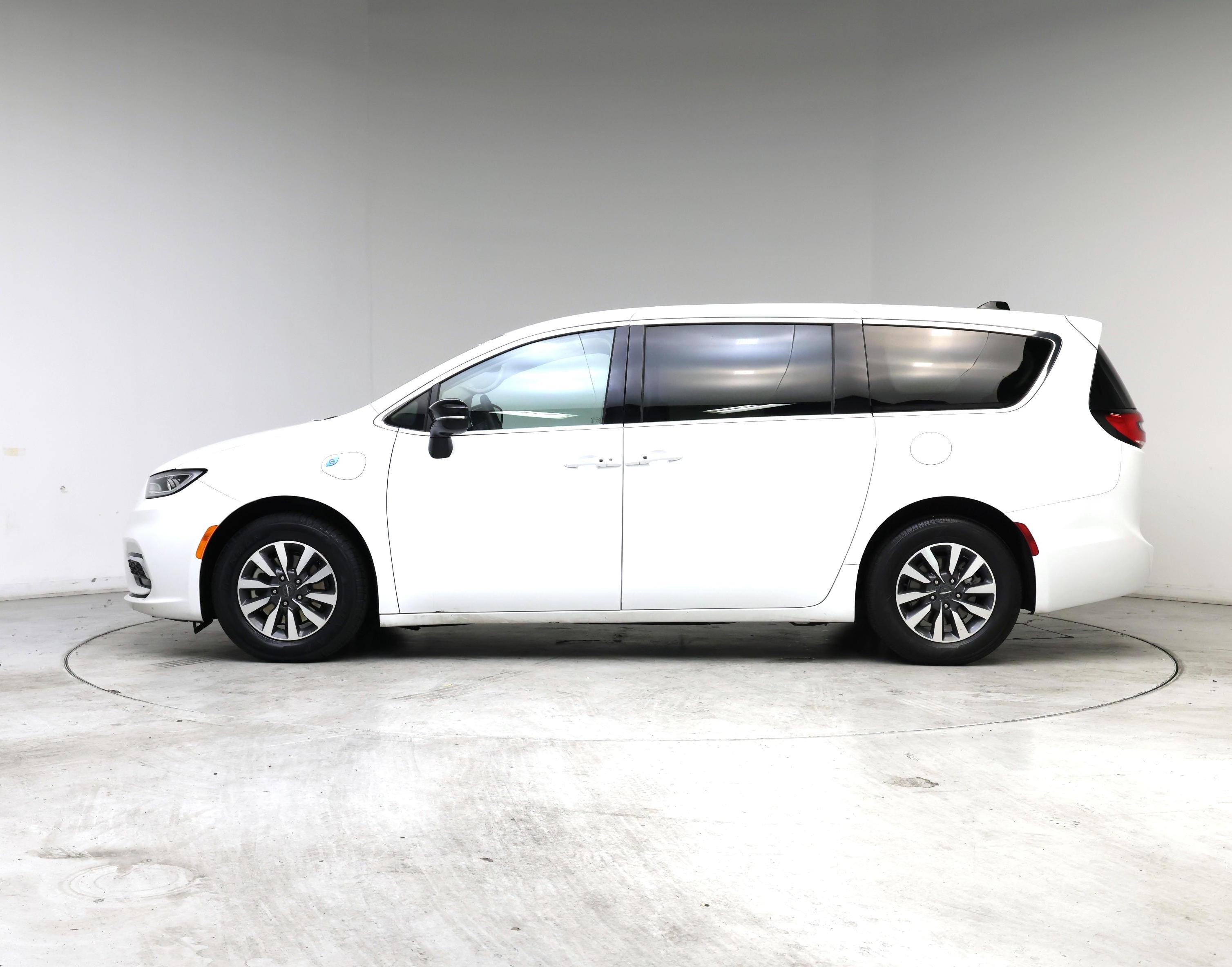 Thumbnail: 2024 Chrysler Pacifica - 3