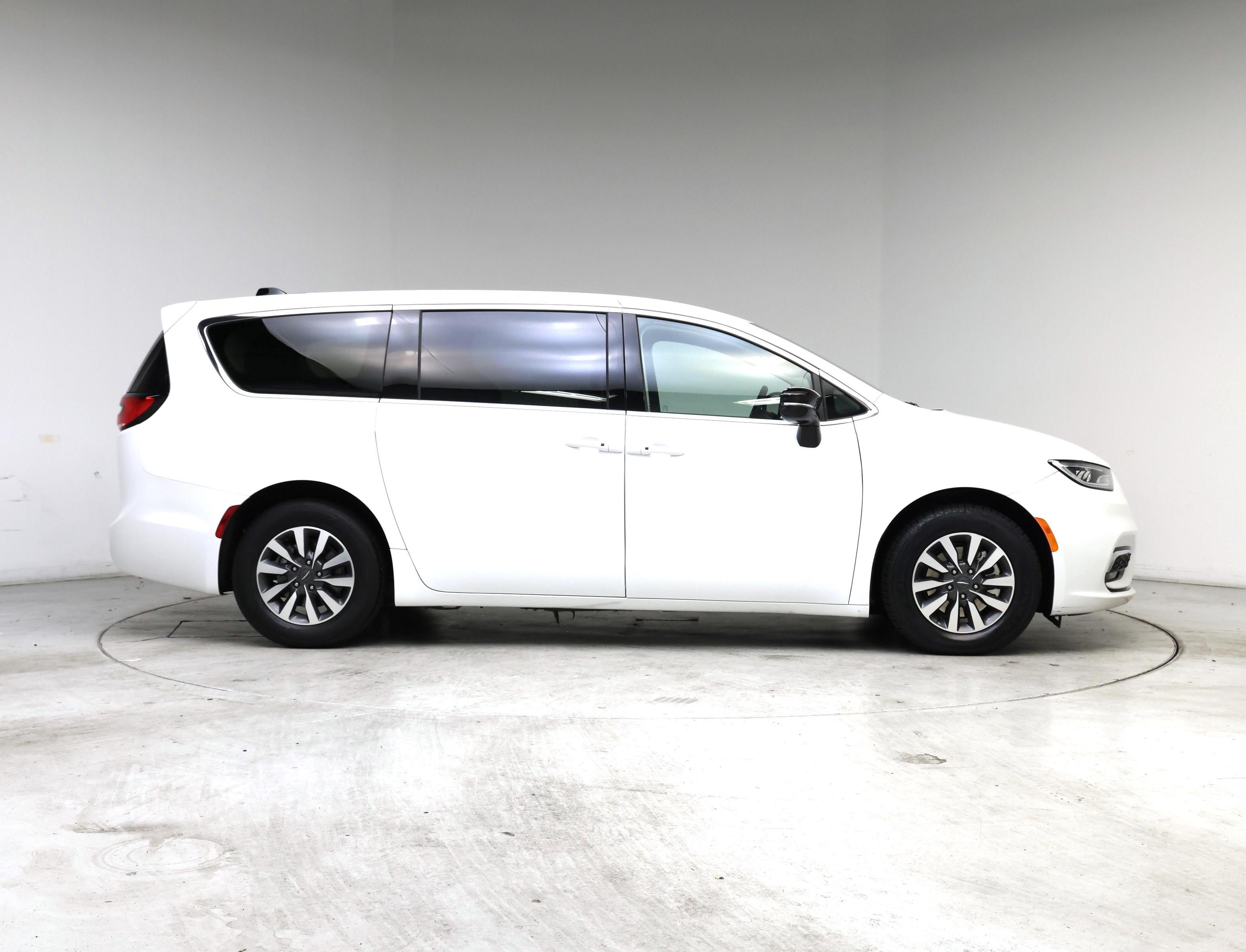 Thumbnail: 2024 Chrysler Pacifica - 7