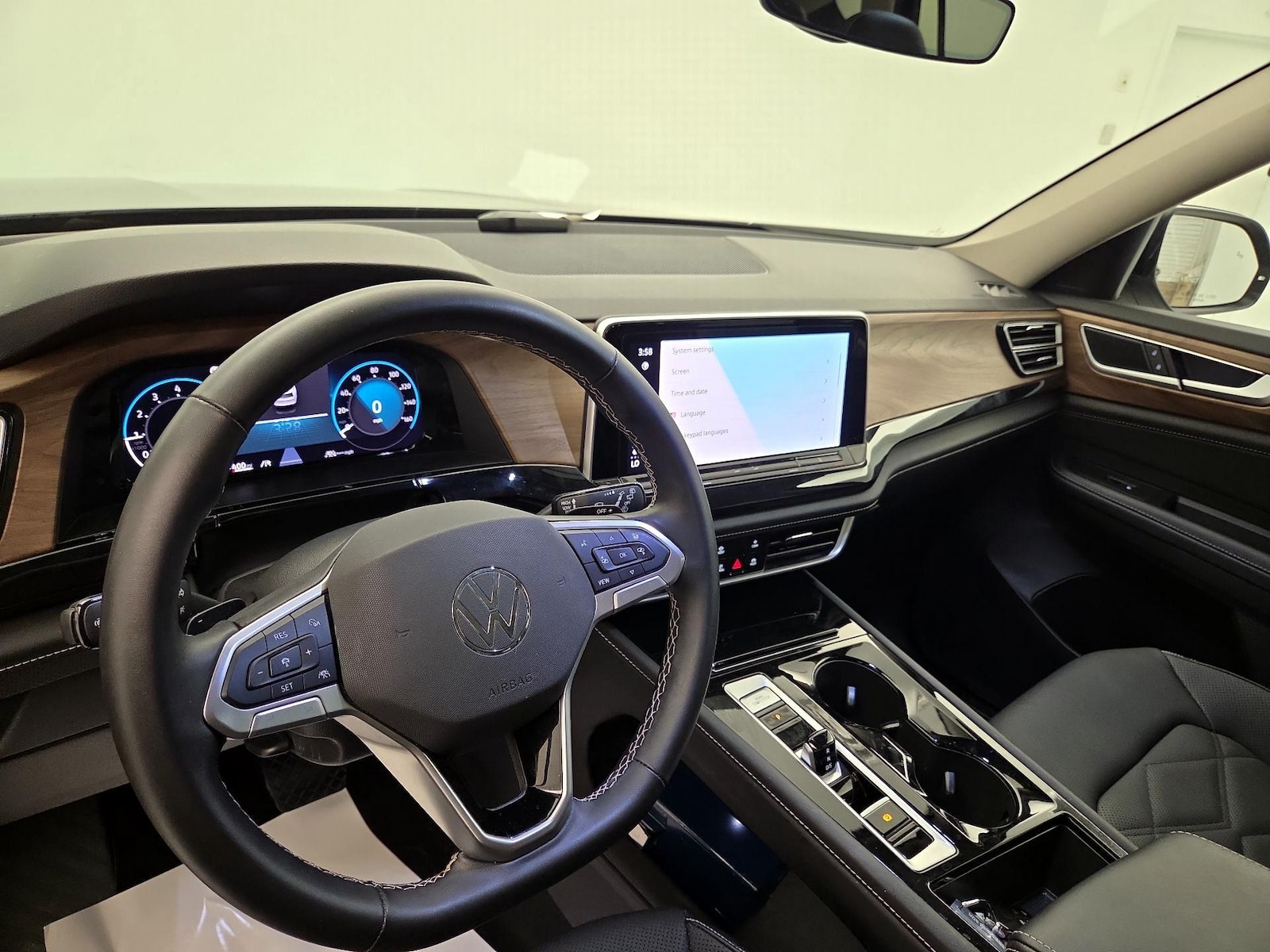 2025 Volkswagen Atlas SE w/Tech - Photo 10