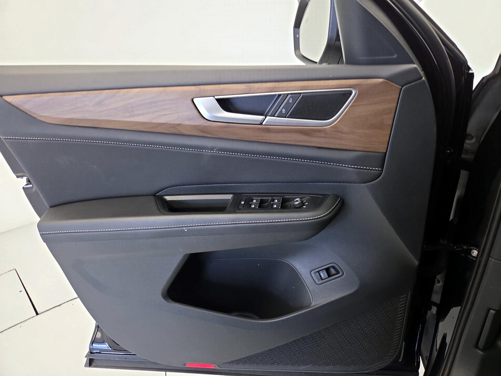 2025 Volkswagen Atlas SE w/Tech - Photo 13