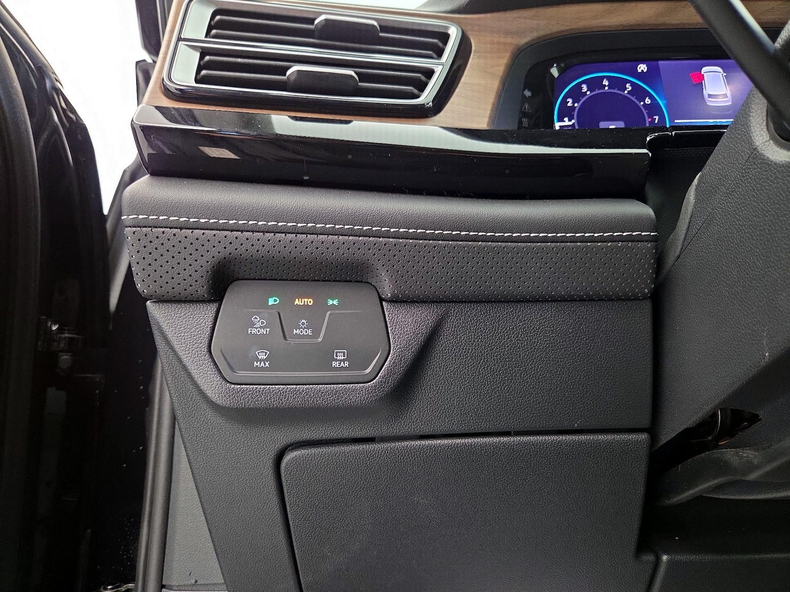 2025 Volkswagen Atlas SE w/Tech - Photo 14