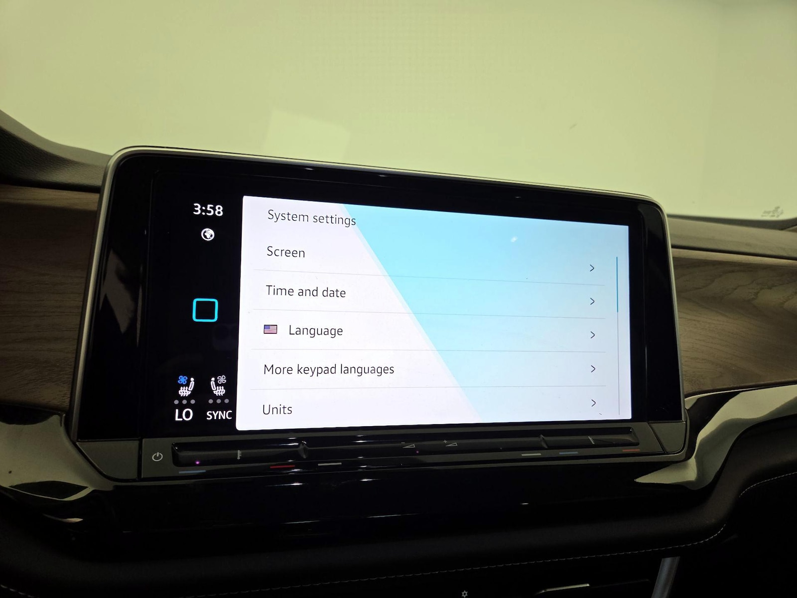 2025 Volkswagen Atlas SE w/Tech - Photo 16