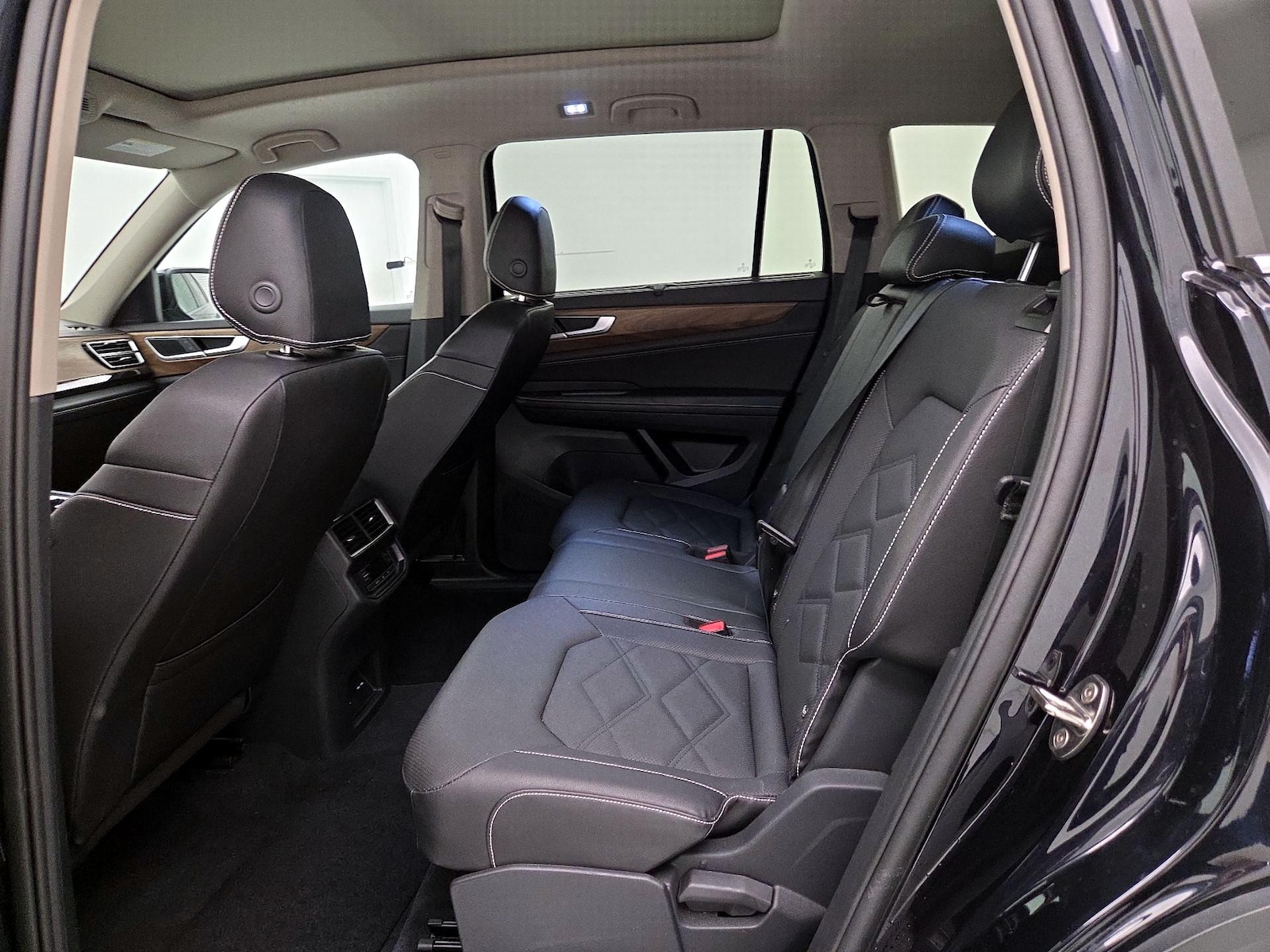 2025 Volkswagen Atlas SE w/Tech - Photo 21