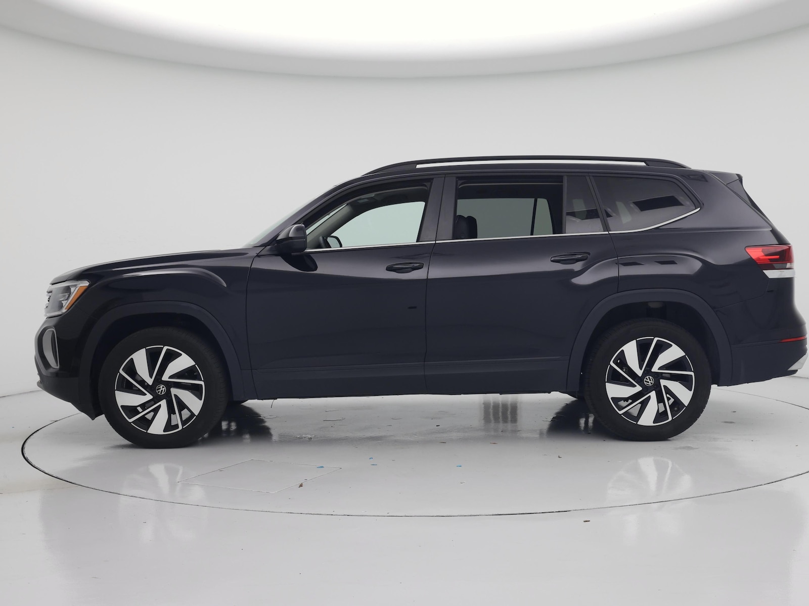 2025 Volkswagen Atlas SE w/Tech - Photo 4