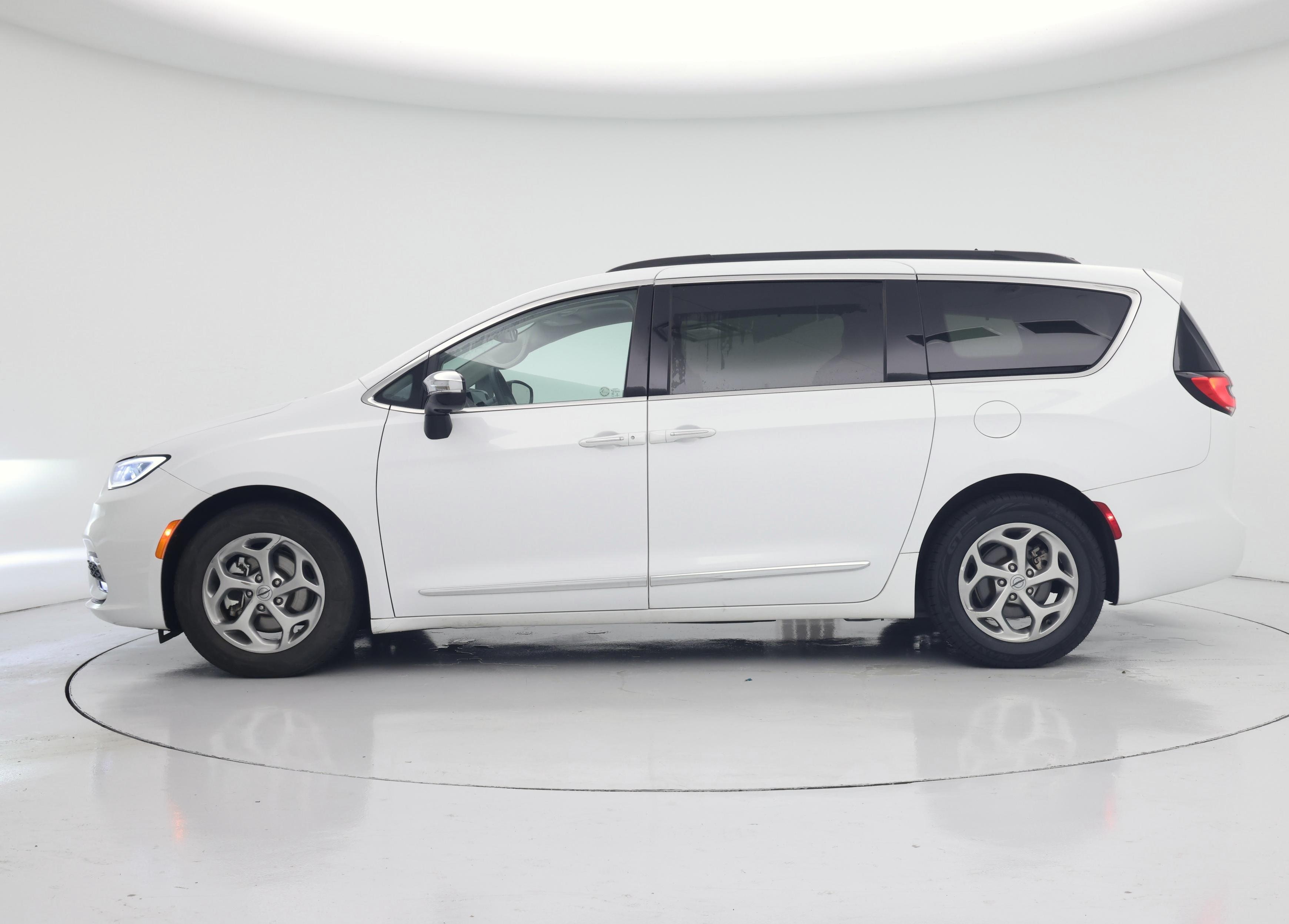 Thumbnail: 2023 Chrysler Pacifica - 3
