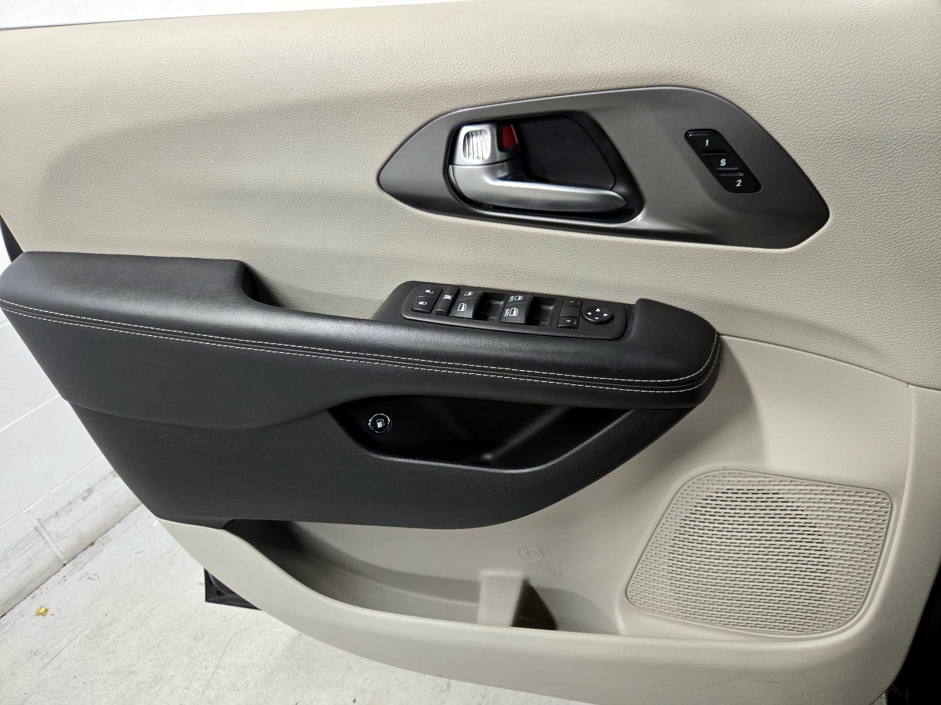 Thumbnail: 2024 Chrysler Pacifica - 12