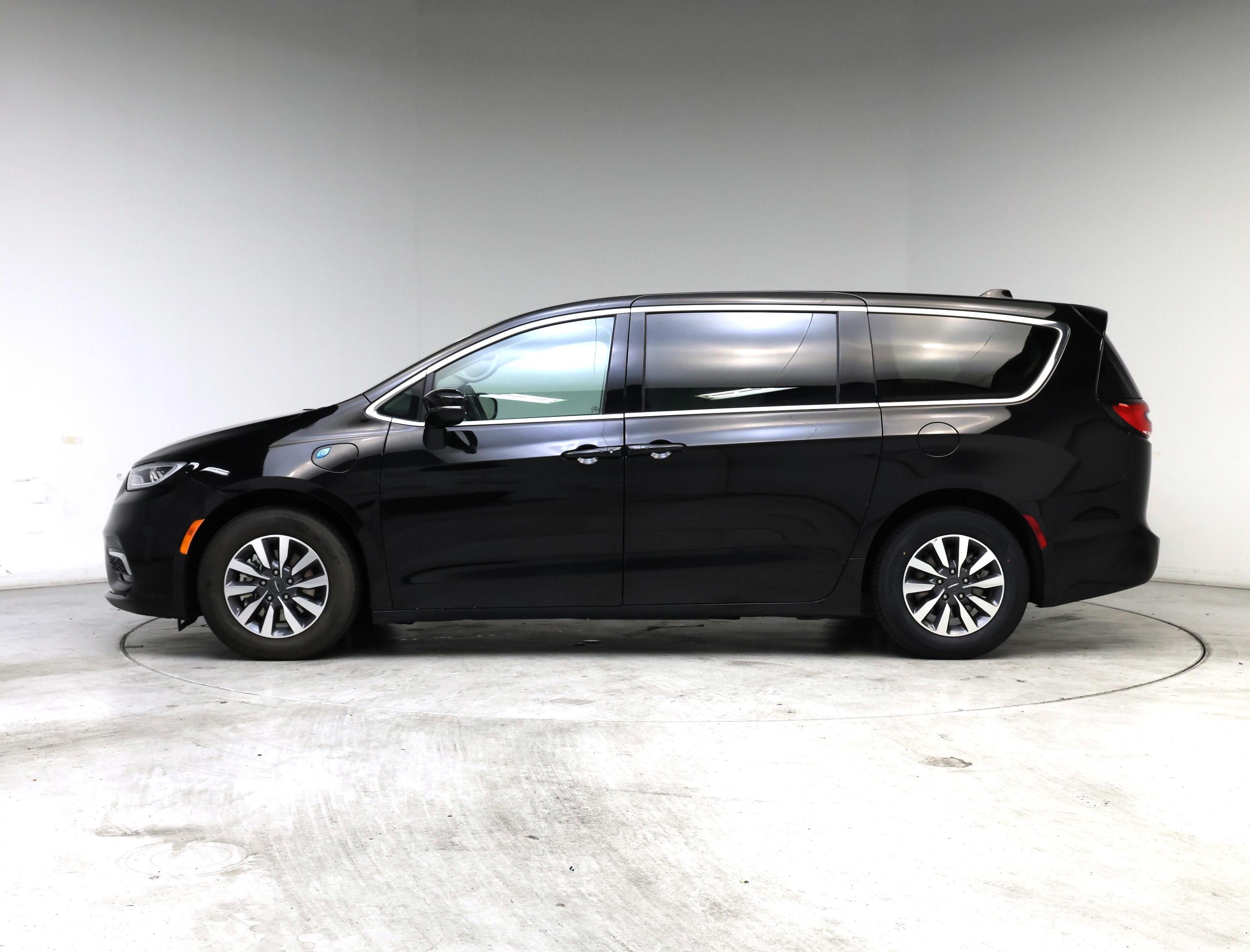 Thumbnail: 2024 Chrysler Pacifica - 3