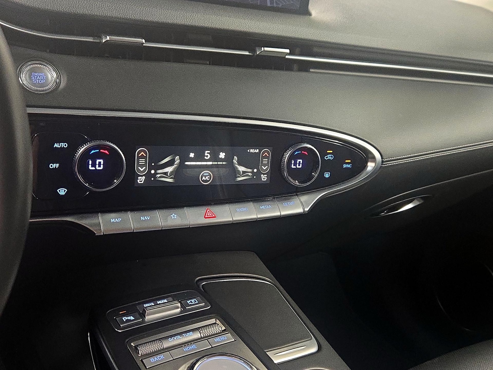 2025 GENESIS GV70 Standard - Photo 18