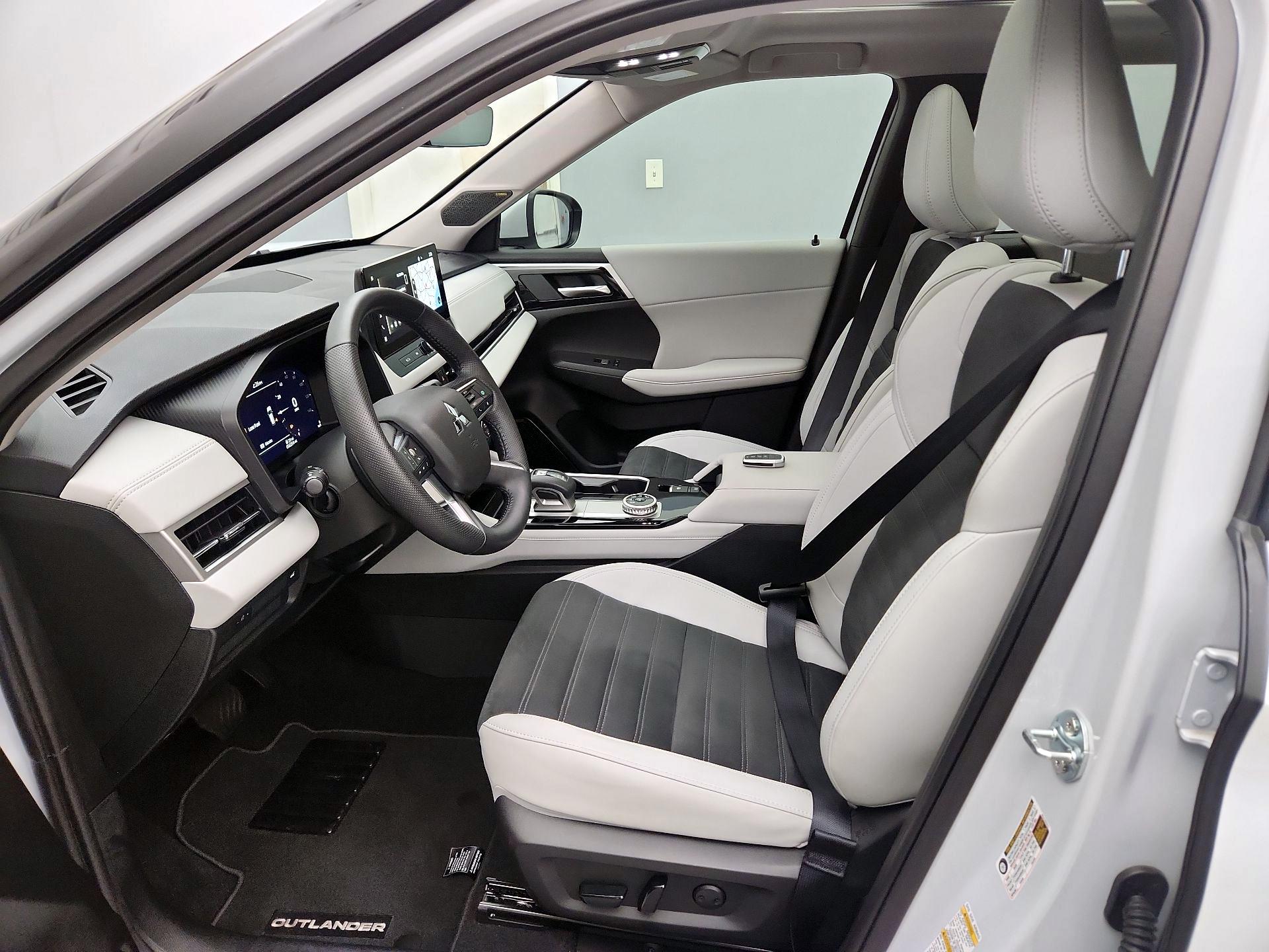 Thumbnail: 2025 Mitsubishi Outlander - 11
