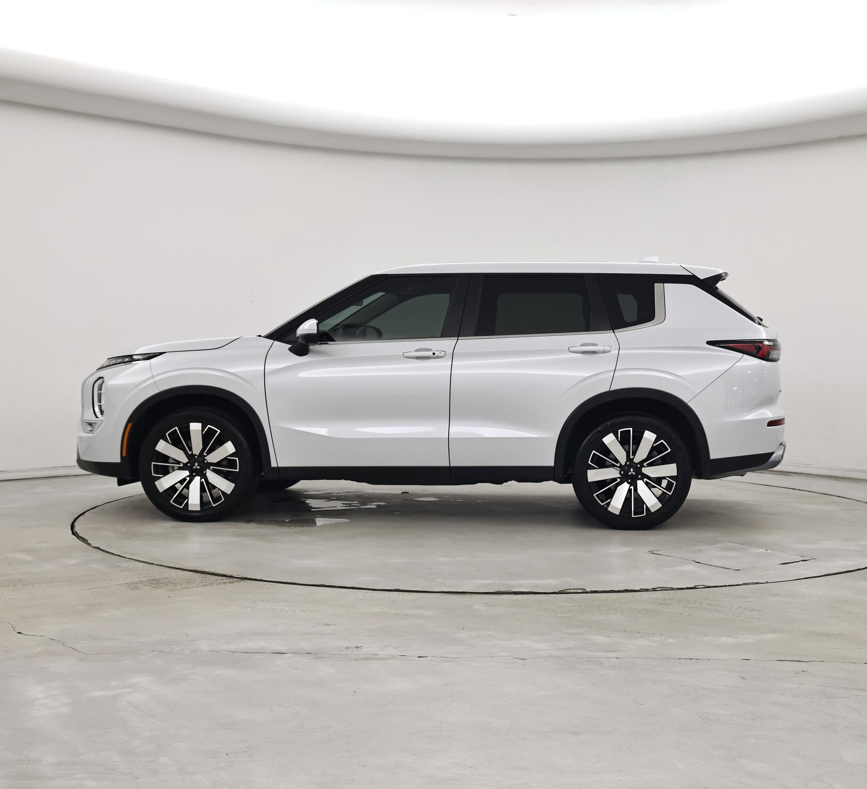 Thumbnail: 2025 Mitsubishi Outlander - 3