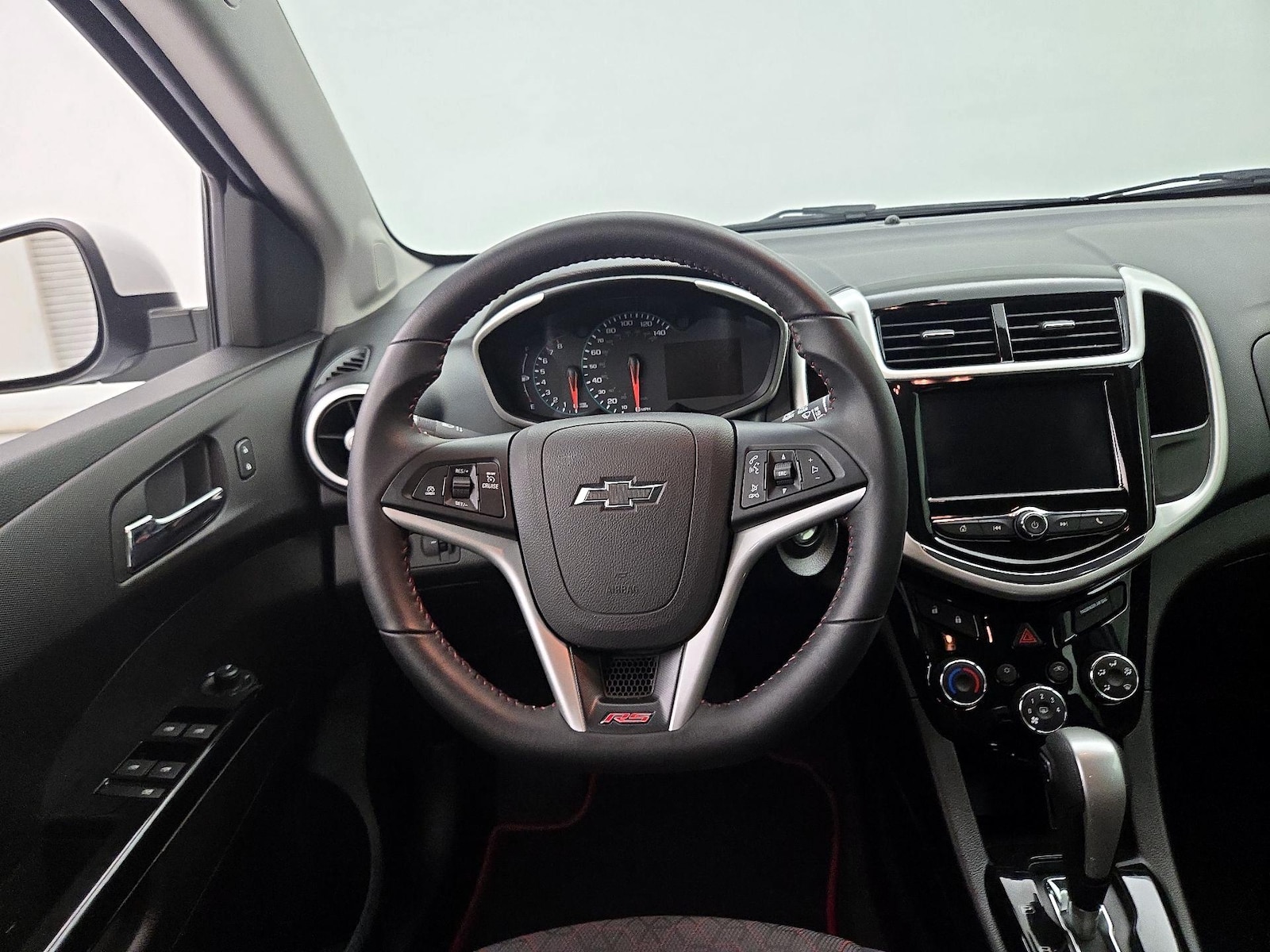 2020 Chevrolet Sonic LT - Photo 11