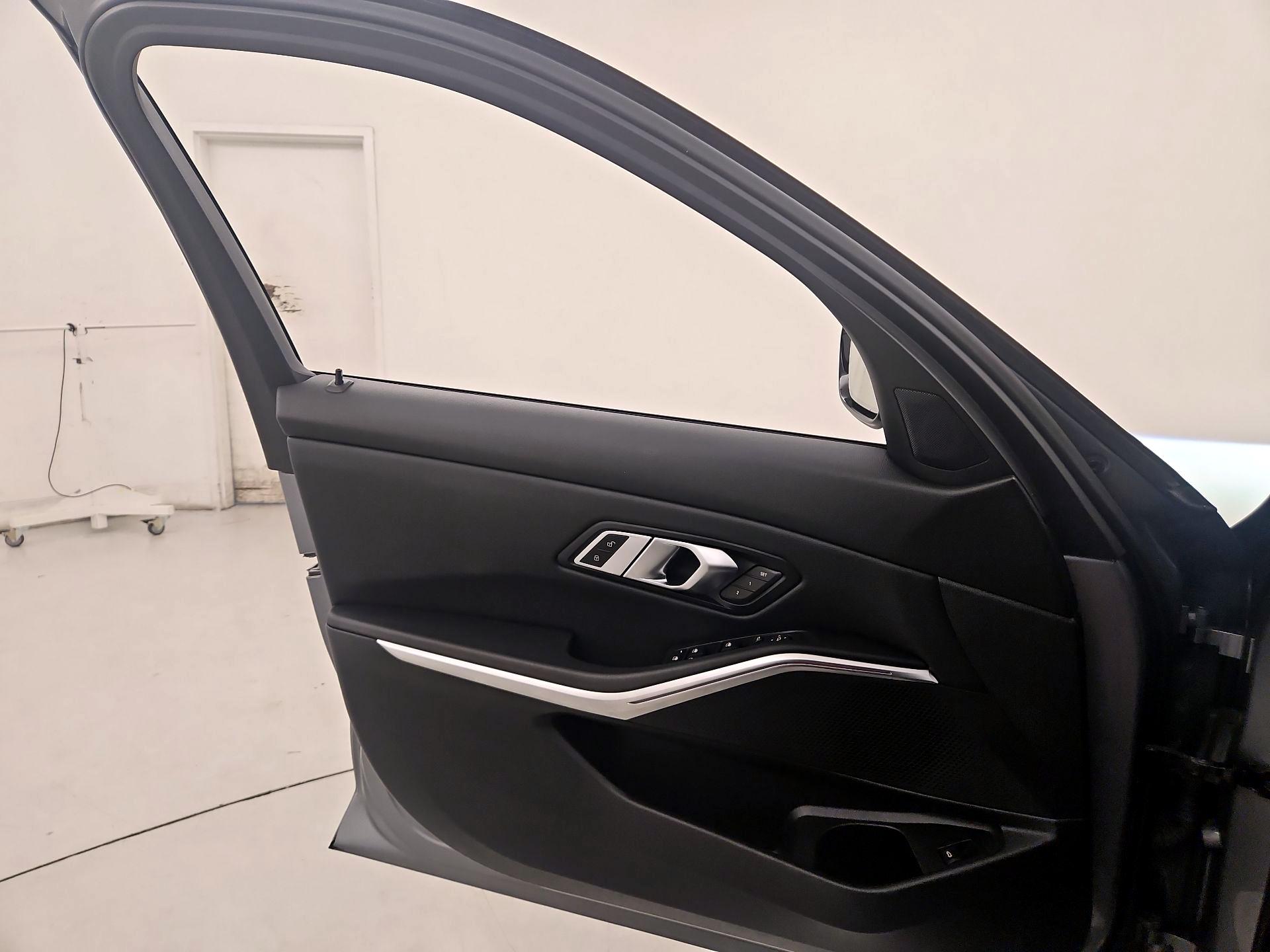 Thumbnail: 2023 BMW 3 Series - 12