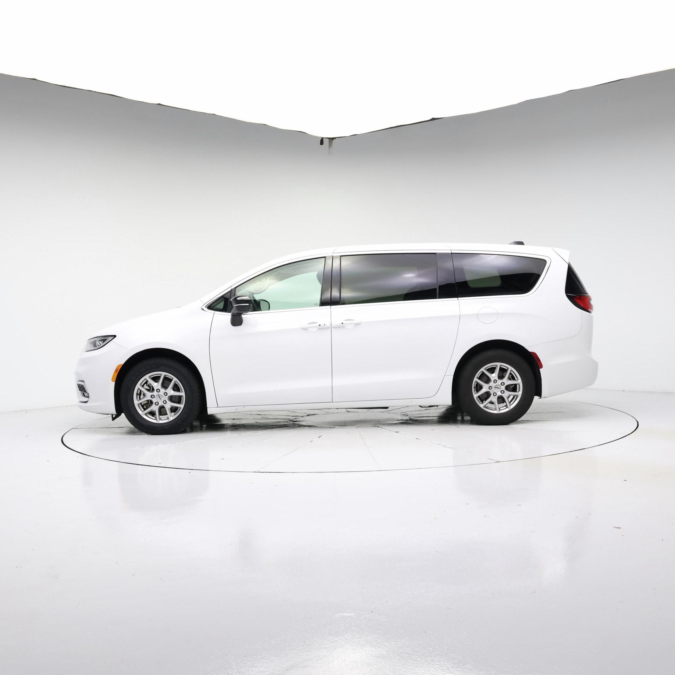 Thumbnail: 2024 Chrysler Pacifica - 3