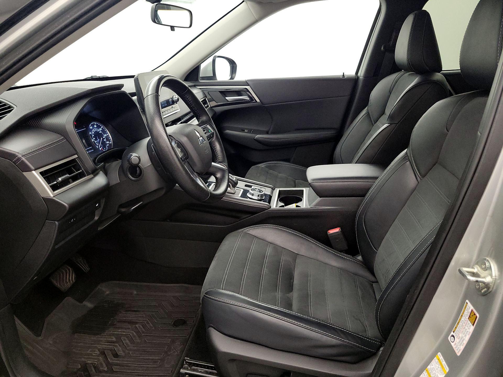 Thumbnail: 2024 Mitsubishi Outlander - 11