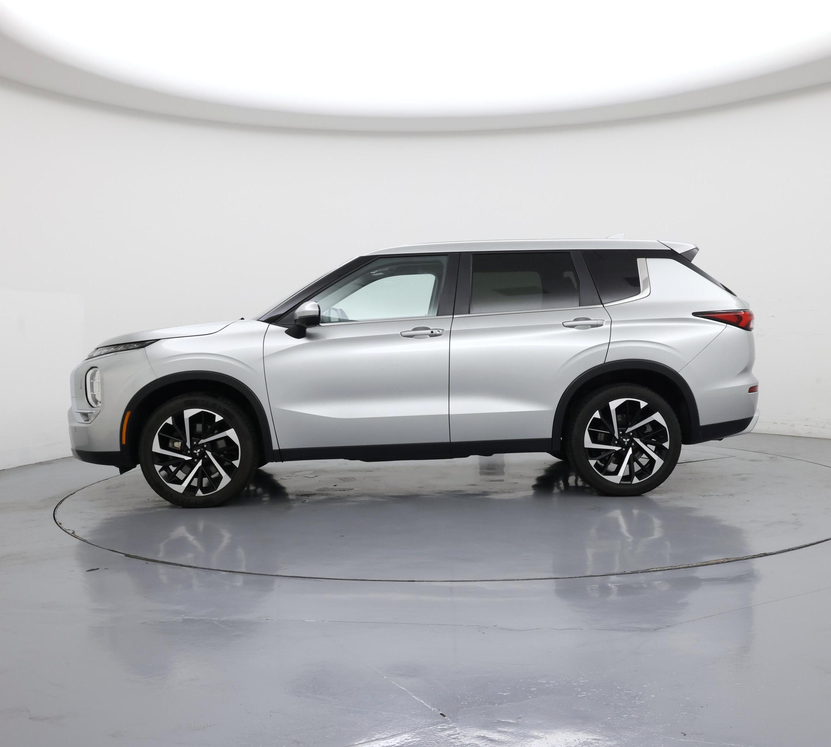Thumbnail: 2024 Mitsubishi Outlander - 3