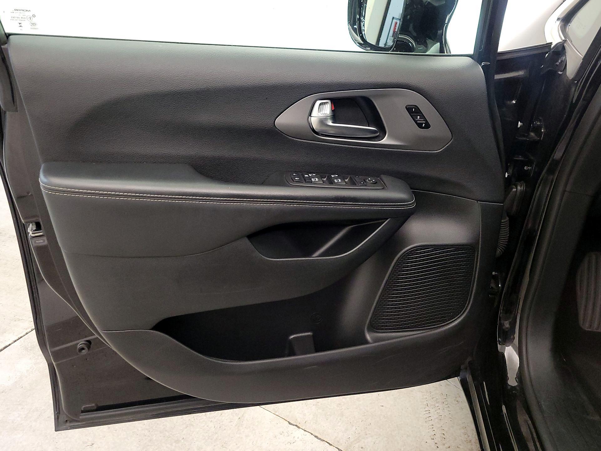 Thumbnail: 2025 Chrysler Pacifica - 12