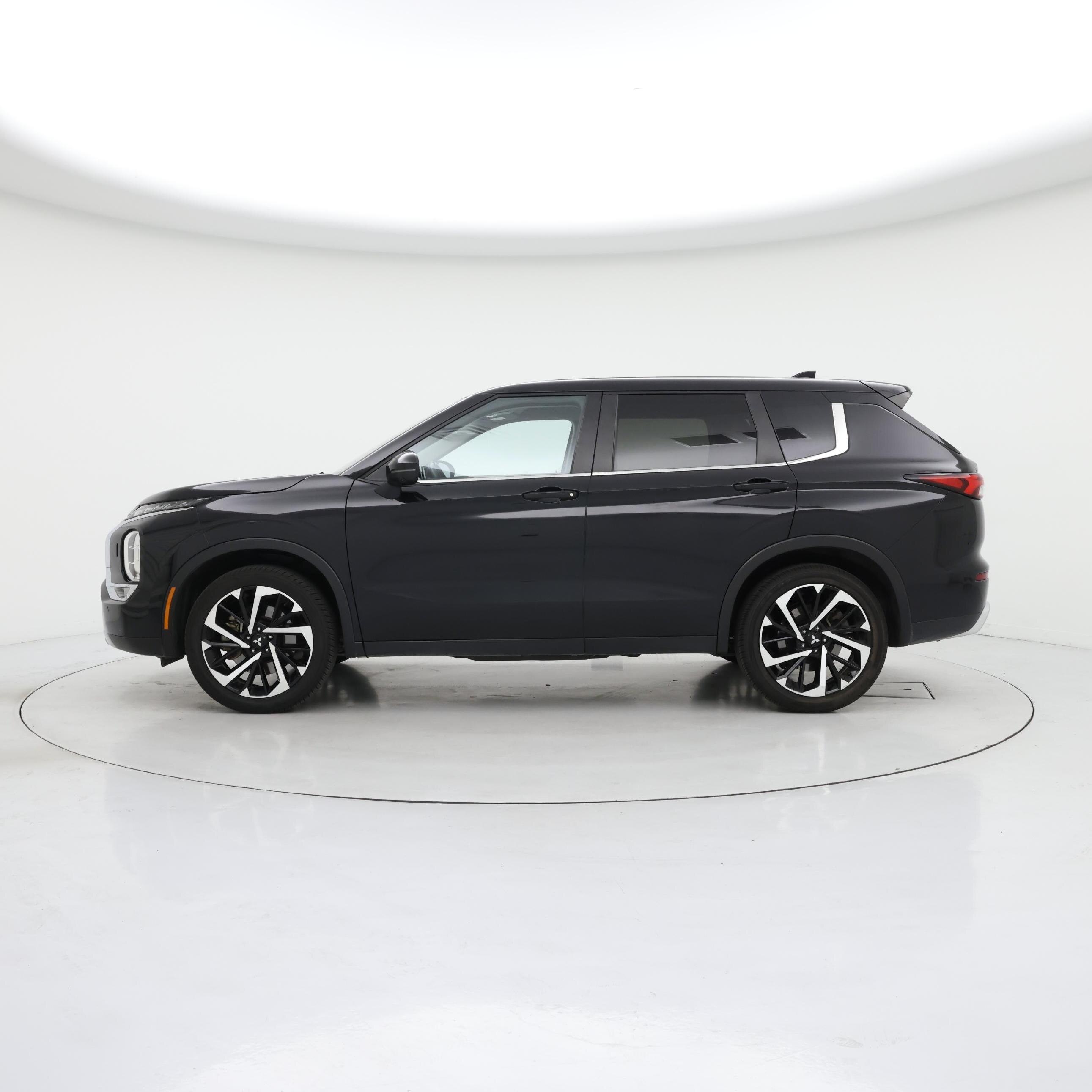 Thumbnail: 2024 Mitsubishi Outlander - 3