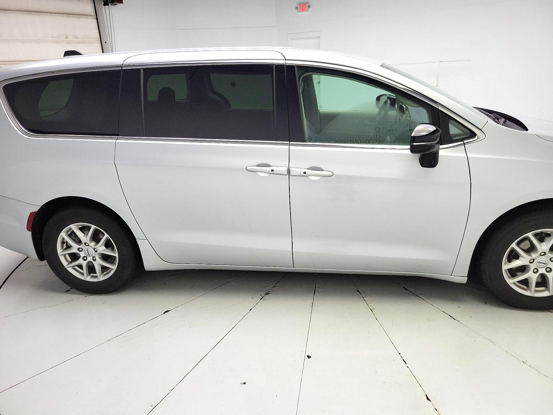 Thumbnail: 2024 Chrysler Pacifica - 4