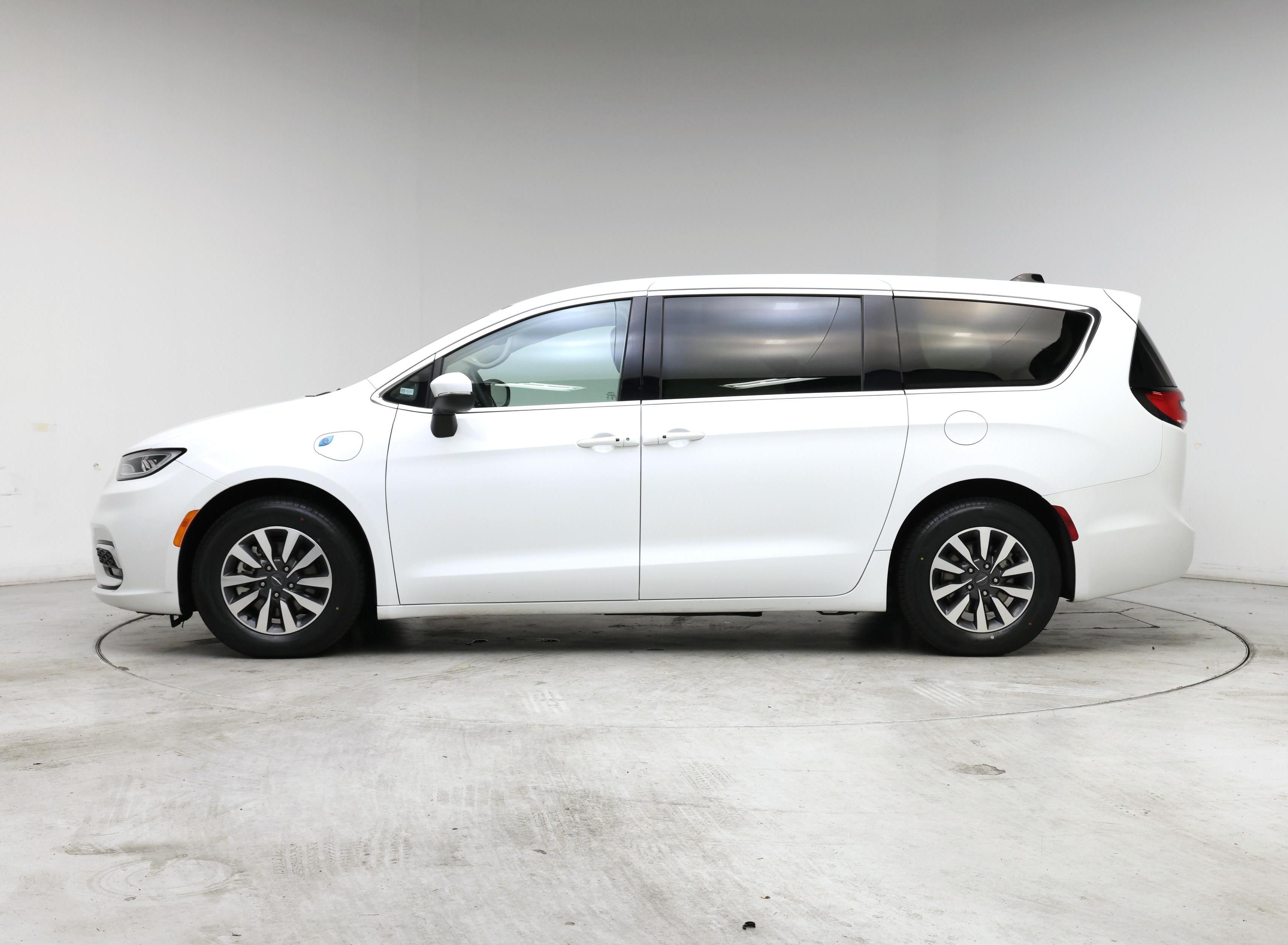 Thumbnail: 2023 Chrysler Pacifica - 3