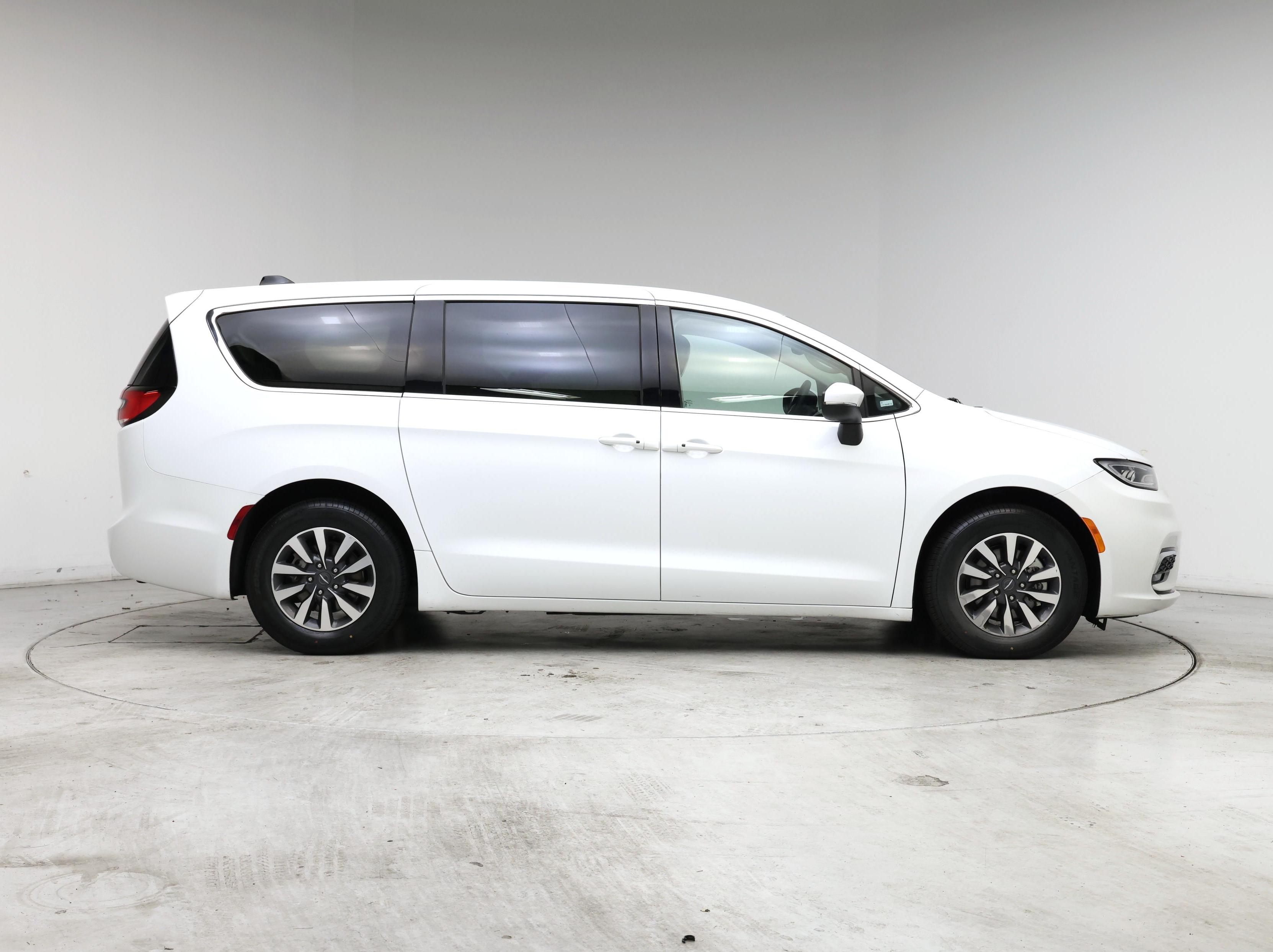 Thumbnail: 2023 Chrysler Pacifica - 7