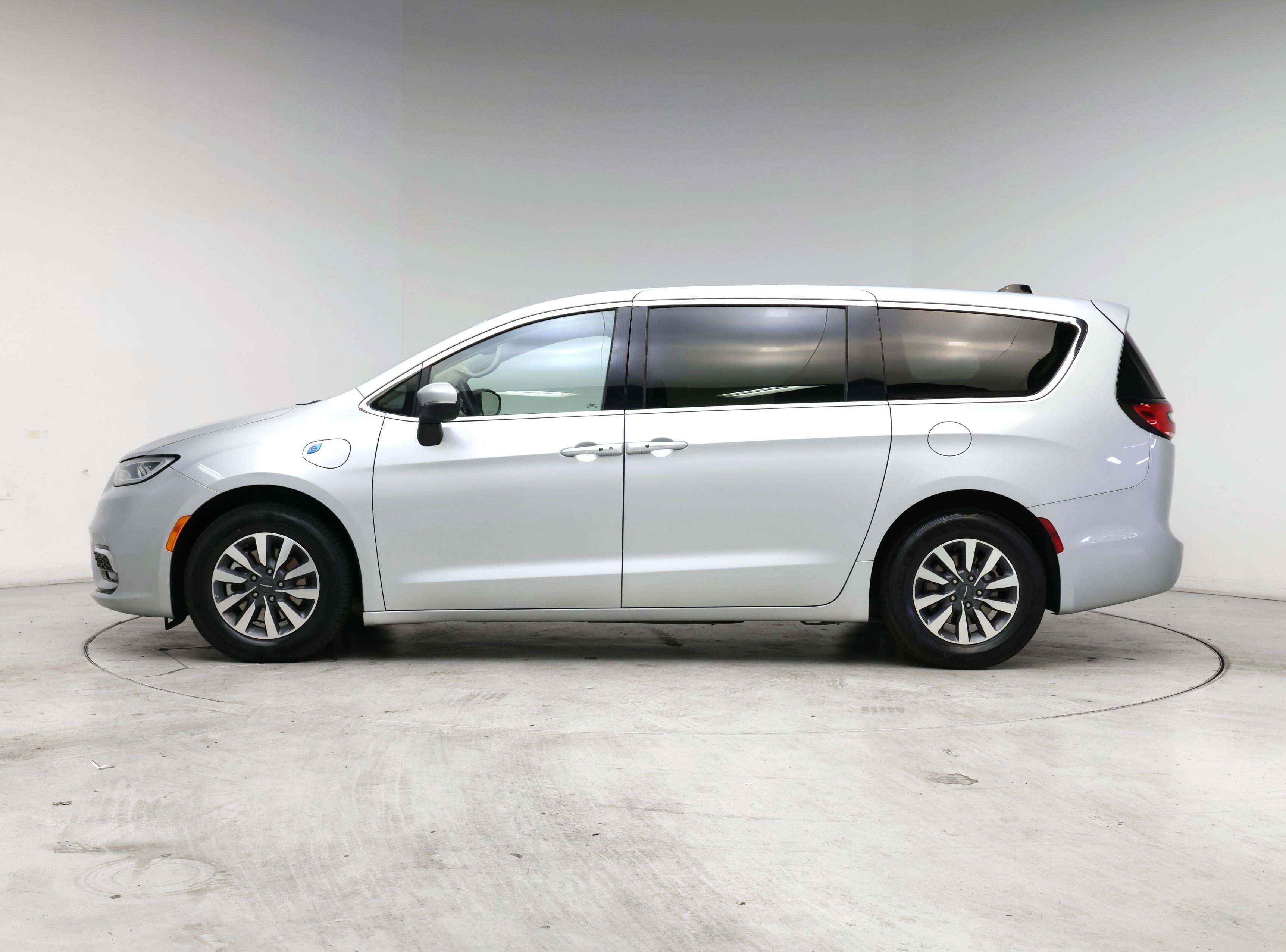 Thumbnail: 2023 Chrysler Pacifica - 3