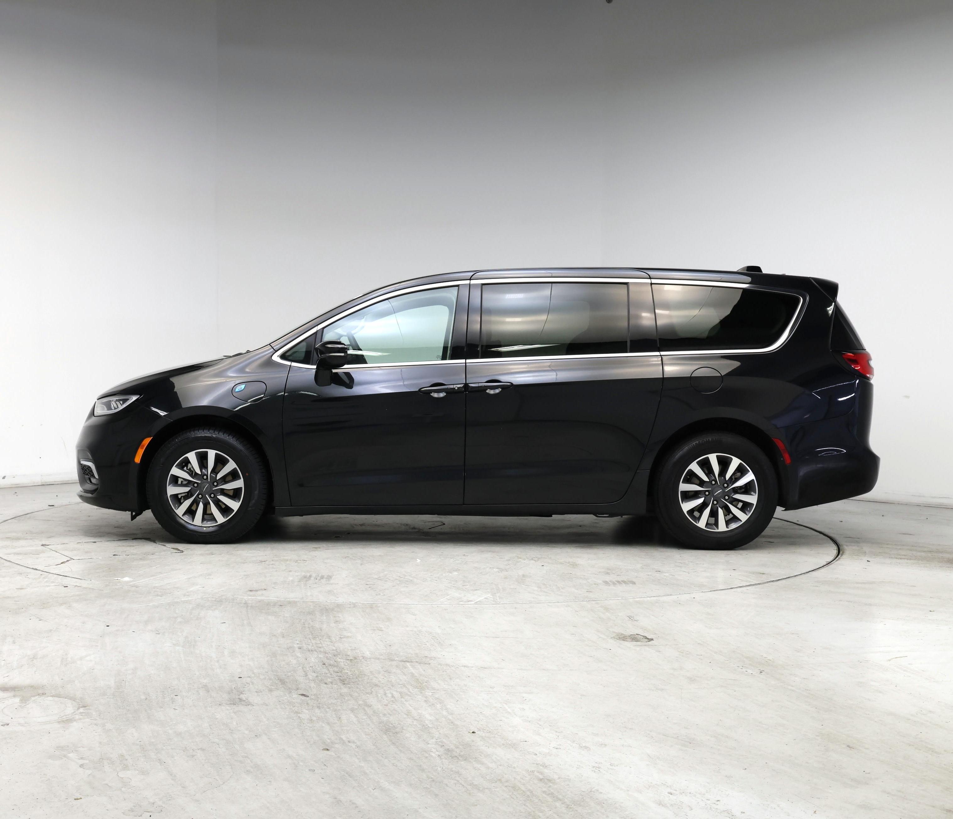 Thumbnail: 2024 Chrysler Pacifica - 3