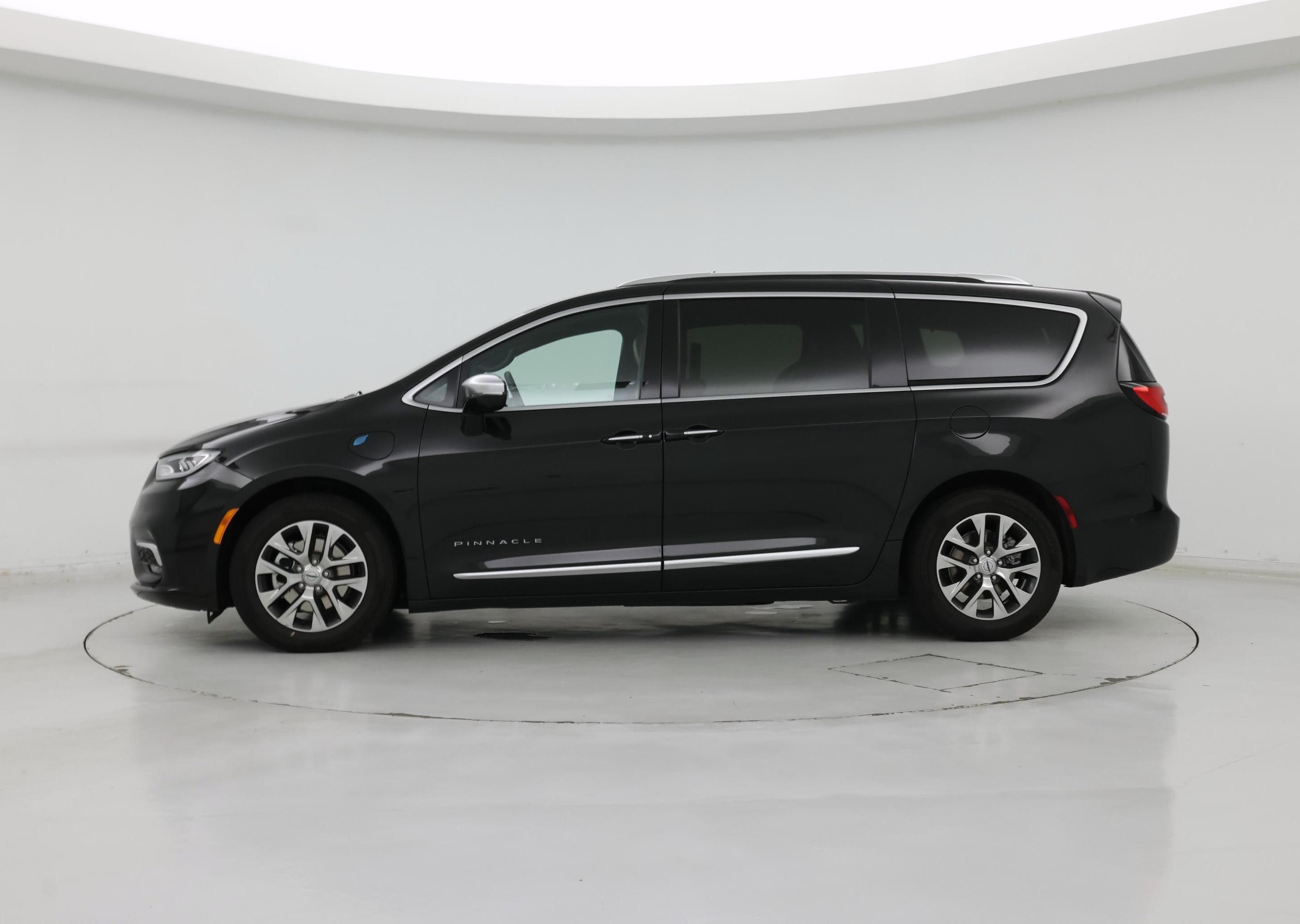 Thumbnail: 2023 Chrysler Pacifica - 3