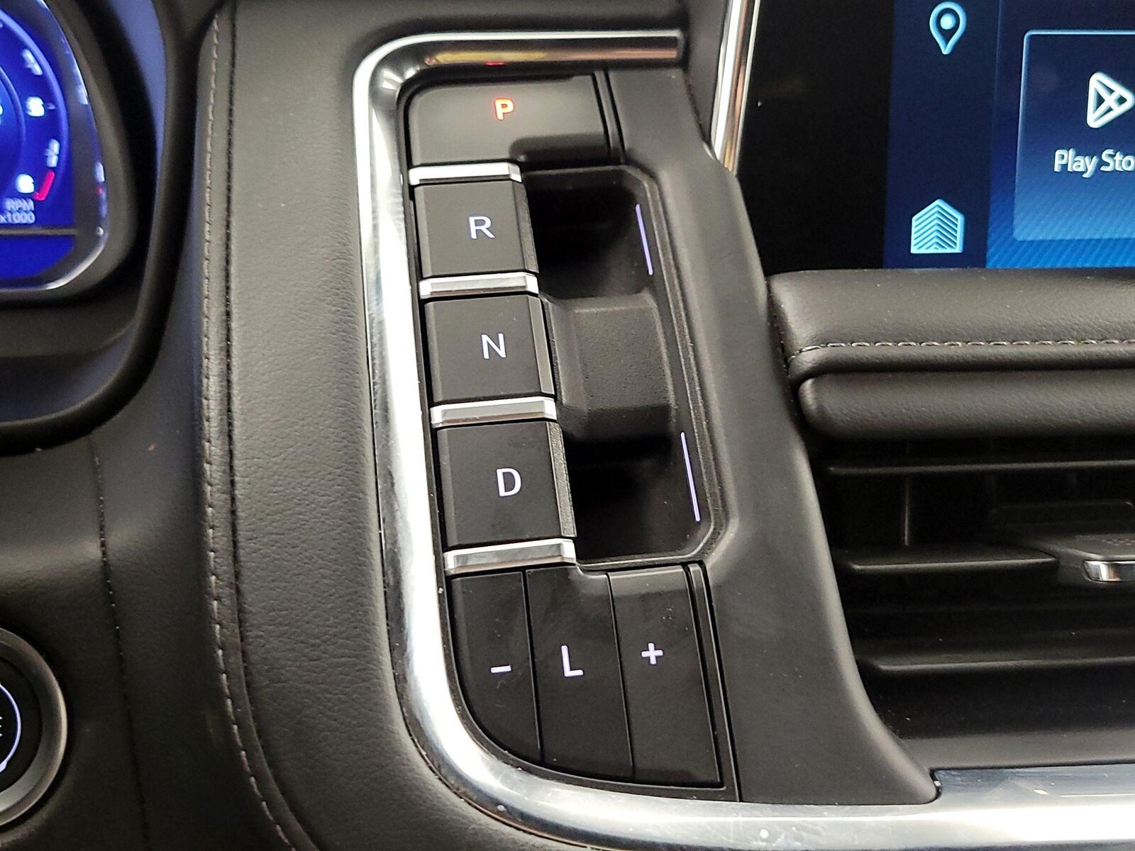 2024 Chevrolet Suburban LT - Photo 18