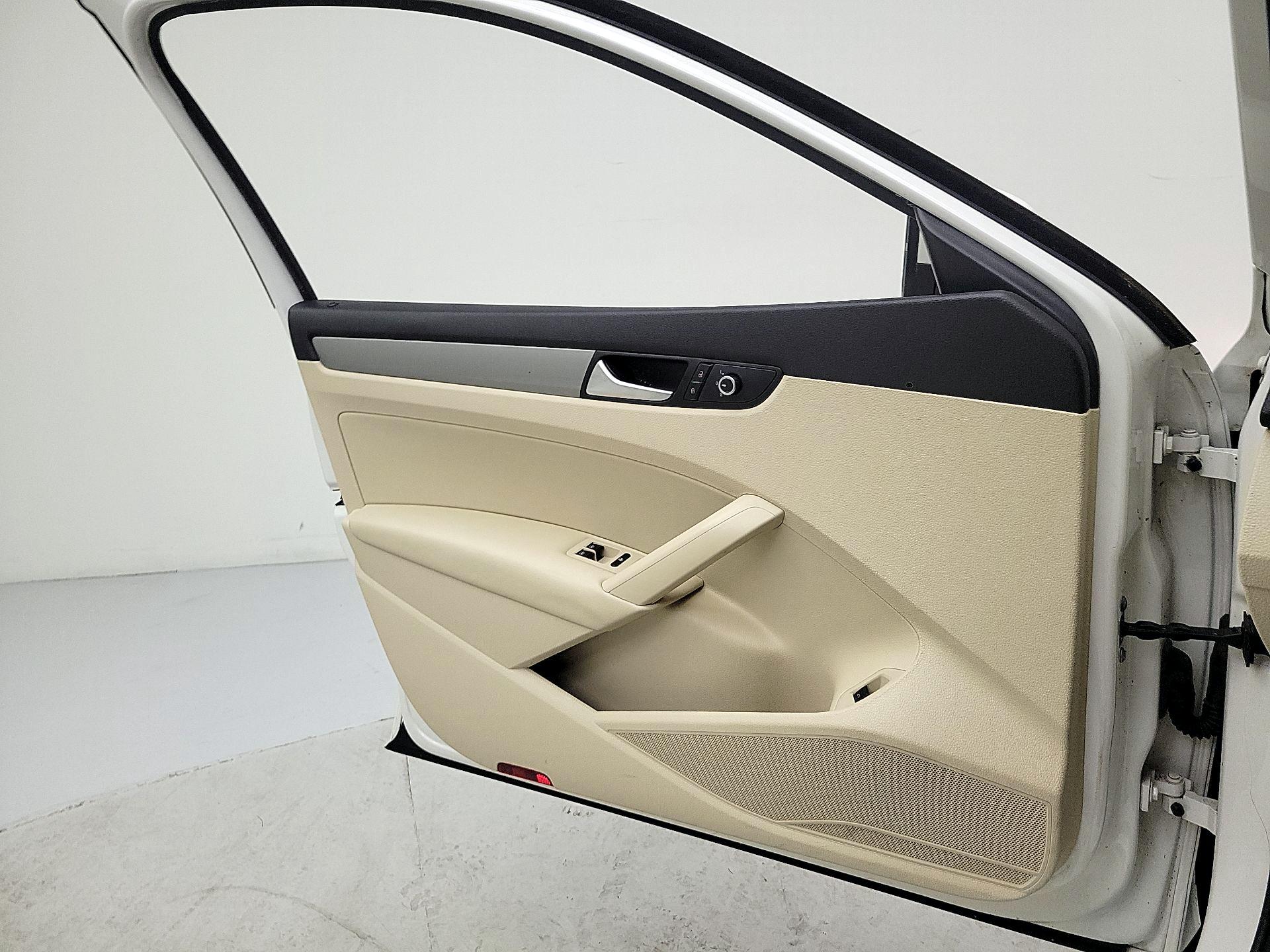 Thumbnail: 2015 Volkswagen Passat - 12