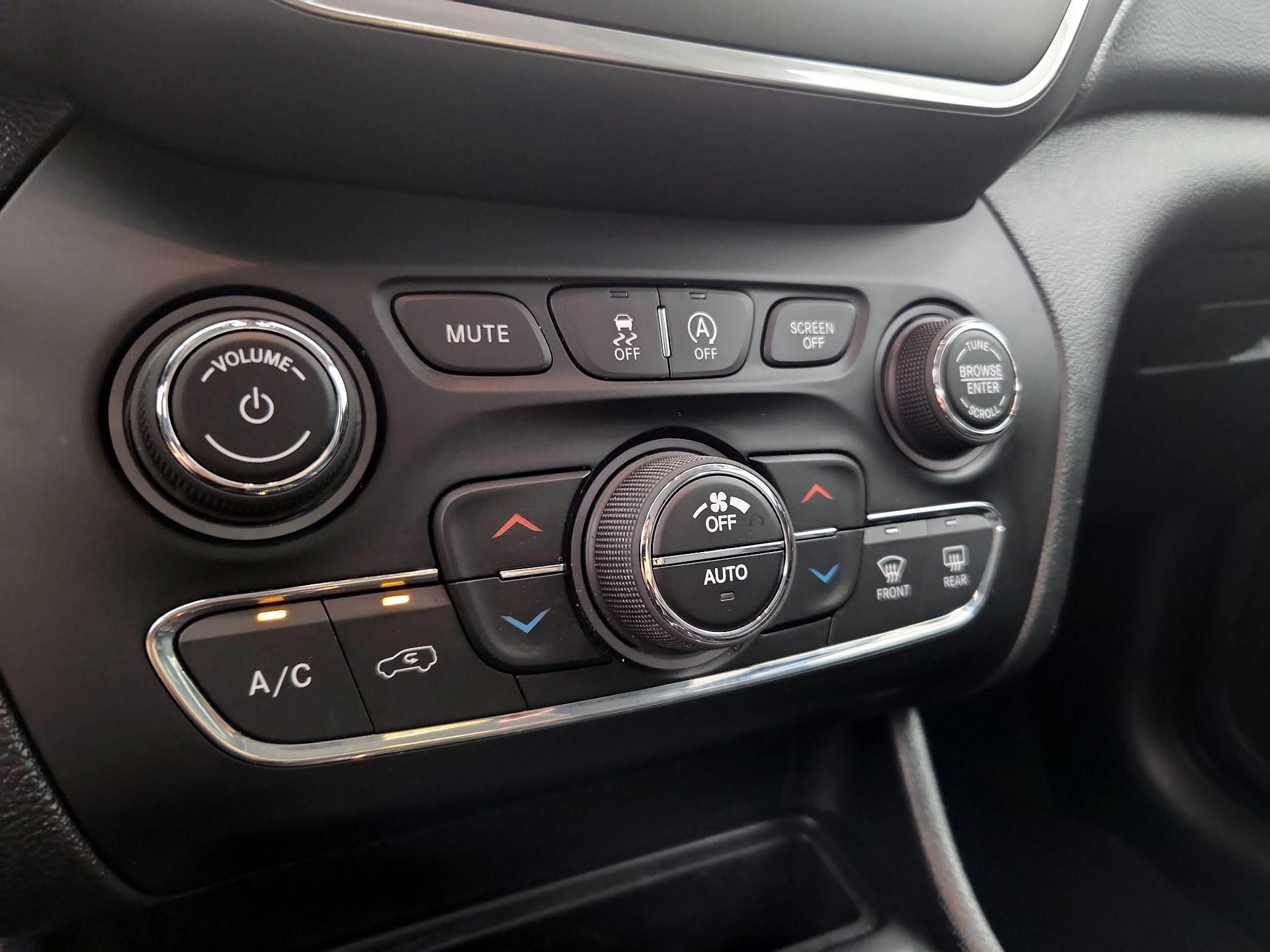 Thumbnail: 2022 Jeep Cherokee - 16