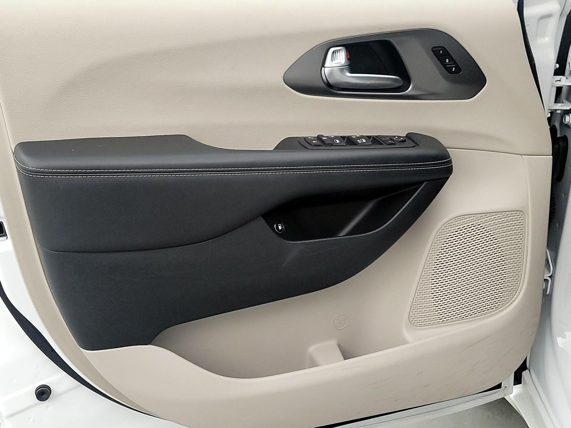 Thumbnail: 2024 Chrysler Pacifica - 12