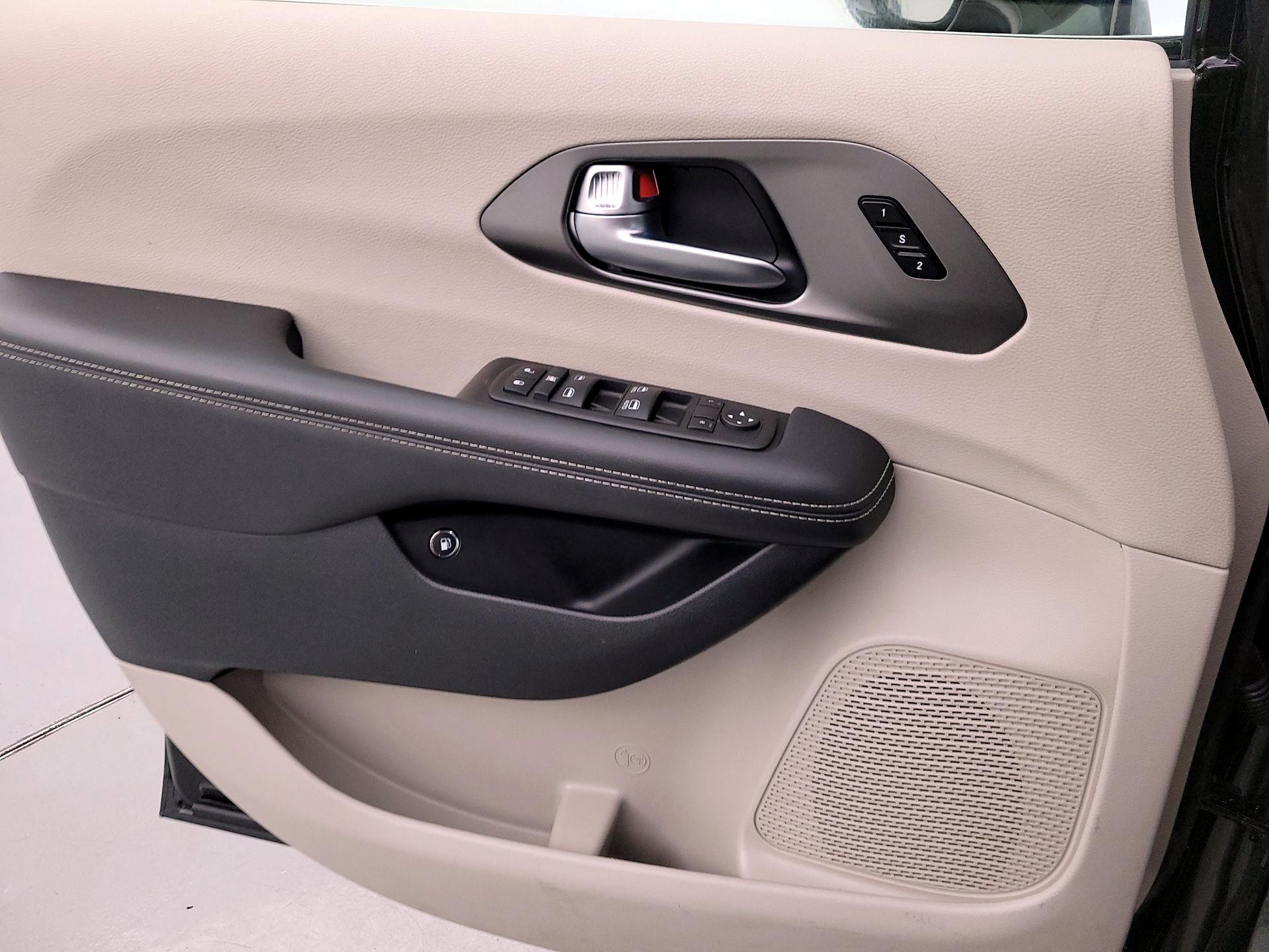 Thumbnail: 2024 Chrysler Pacifica - 12
