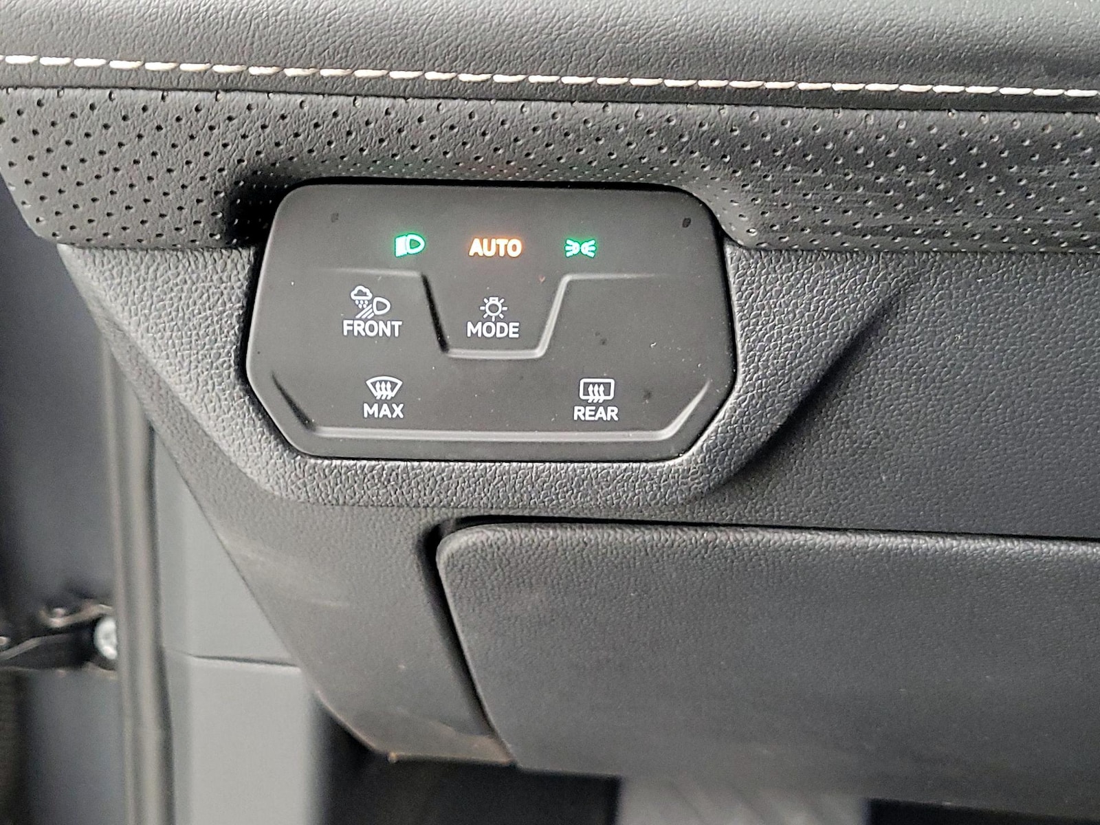 2025 Volkswagen Atlas Cross Sport SE w/Tech - Photo 14